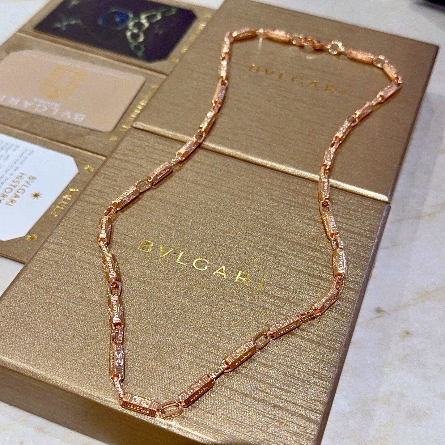 NO:860327,Batch. Bulgari necklace V gold material BVLGARI BVLGARI DIVAS’ DREAM series The appearance is perfect, the details are invincible, the unique color is completely impeccable, and it is decorated with a classic ring shape design, which is simple yet elegant and eye-catching. The combination of V gold is more elegant, and the upper body is elegant and attractive. Same style for men and women. Bulgari necklaces, jewelry boutiques, bottega veneta, bvlgari, bvlgari, necklace19860909批.宝格丽项链V金材质 BVLGARI宝格丽 DIVAS‘ DREAM 系列 品相完美,细节无敌,那种独特的色泽完全无可挑剔,再缀以经典指环外形设计,简约之余却又优雅夺目,V金的组合更显气色,上身雅致动人.男女同款 宝格丽项链,饰品精品,bottega veneta,bvlgari,bvlgari,necklace,Jewelry