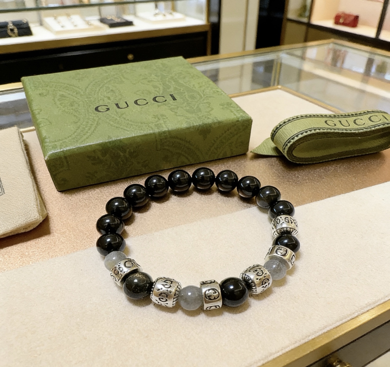NO:860266,Batch new product release Gucci bracelets for men and women. The latest natural stone black agate high-end material retro series bracelets are of higher grade. Stars have the same style Anger Forest series double g natural stone bracelets. Size: 16-24 cm. Details are distressed. Non-market glossy version. Non-market ordinary ones. This one has been out. Best-selling model in Gucci. Very good match with clothes, high-quality jewelry, gucci, bracelet.19860909批 新品发布古驰手链男女同款 最新款天然石黑玛瑙高端材质复古件系列手链档次更高明星同款Anger Forest系列双g天然石手链 尺寸:16-24厘米 细节对版做旧处理 非市面亮面版型 非市面普通做这款一直在出 古驰里面热卖款 非常好搭配衣服,饰品精品,gucci,bracelet,Jewelry
