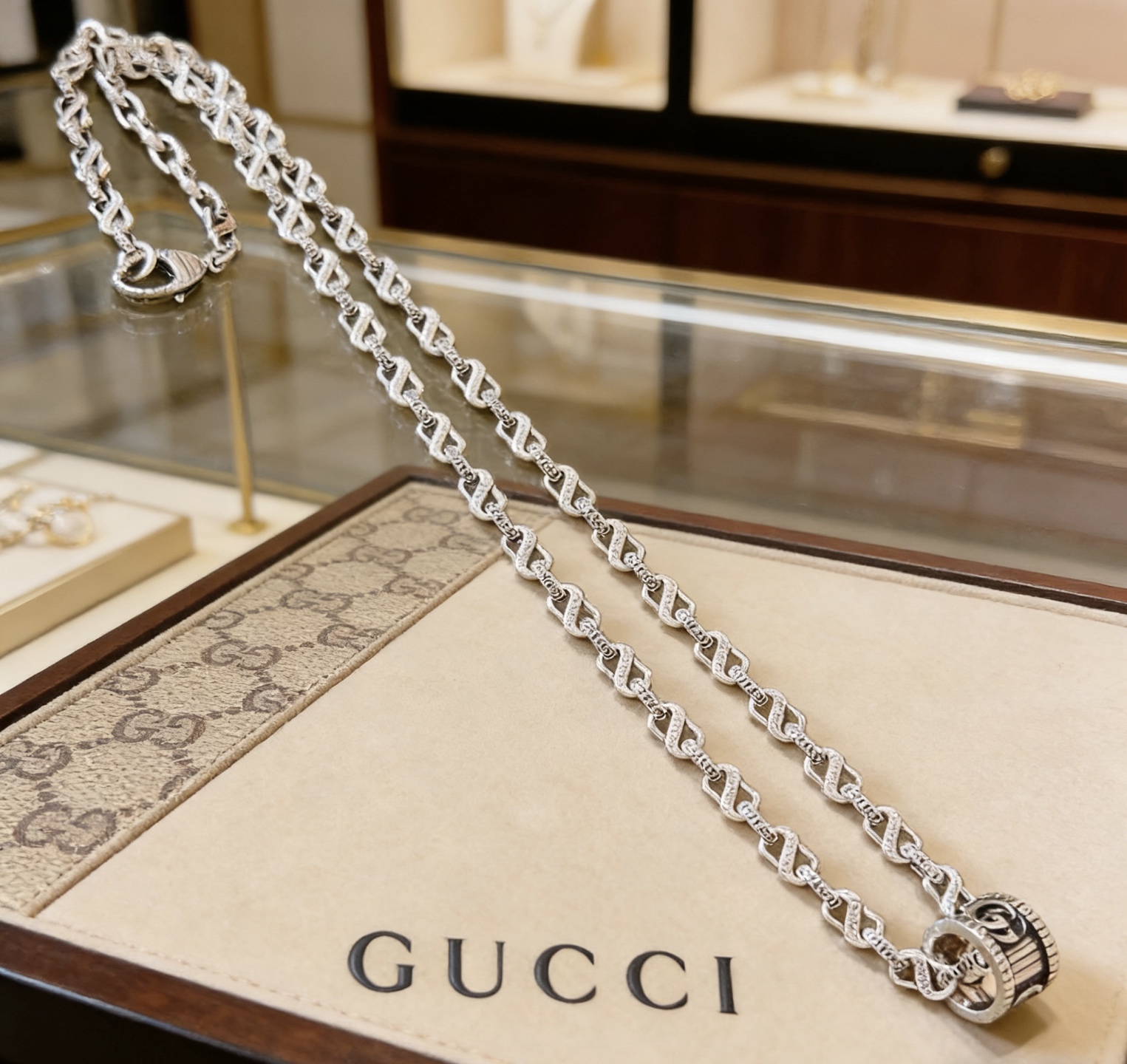 NO:860278,Batch New product launches are not popular until they are released. Douyin is the first choice for Internet celebrities to bring goods. The latest chain of Gucci necklaces is of higher quality. The same style as the Anger Forest series double G design concept retro necklace for celebrities. It makes high-end clothes more elegant and more brand-like and personalized when going out. The details are distressed. Non-market glossy version. This one has been released. The best-selling model in Gucci. Very easy to match, high-quality jewelry, gucci, necklace.19860909批  新品发布不爆不发 抖音带货网红首选 古驰项链最新款链条档次更高明星同款Anger Forest系列双g设计理念复古项链 让高档的衣服搭配更有气质 出去更有牌面和个性 细节对版做旧处理 非市面亮面版型 这款一直在出 古驰里面热卖款 非常好搭配,饰品精品,gucci,necklace,Jewelry