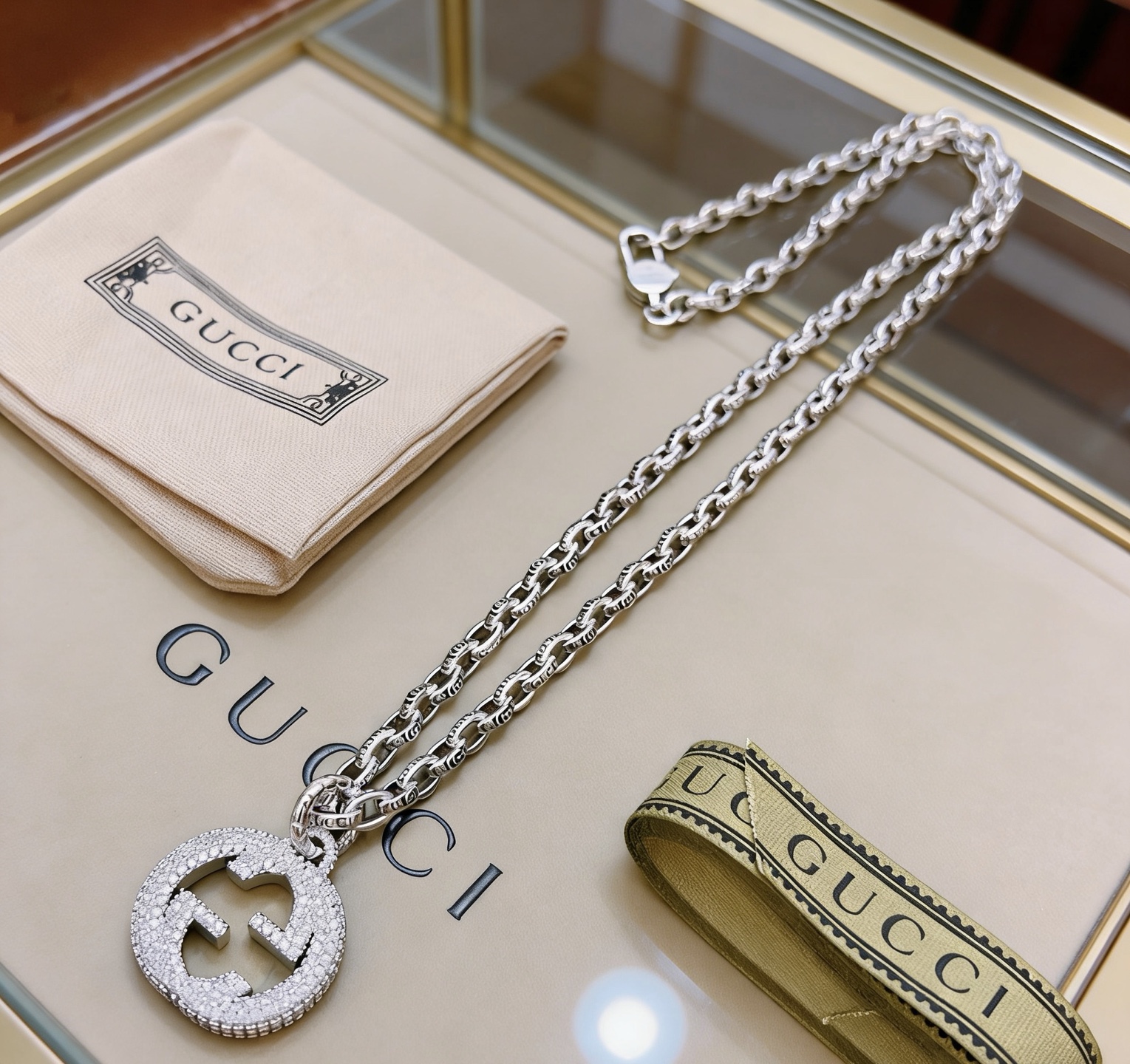 NO:860289,Batch. The latest model full of diamonds. The new models of Gucci official website are updated simultaneously. The first choice of Douyin for online celebrities. The latest chain of Gucci necklace is of higher quality. The same model for celebrities. Anger Forest series double g pattern Gucci necklace. Customized necklace. The details are distressed. Non-market glossy version. This one has been released. The best-selling model in Gucci. Very easy to match, fine jewelry, gucci, necklace.19860909批. 满钻最新款 古驰官网新款同步更新 抖音带货网红首选 古驰项链最新款链条档次更高明星同款Anger Forest系列双g图案古驰项链定制项链 细节对版做旧处理 非市面亮面版型 这款一直在出 古驰里面热卖款 非常好搭配,饰品精品,gucci,necklace,Jewelry