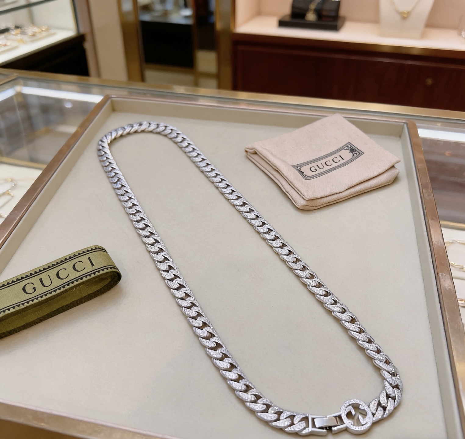 NO:860309,First batch (luxury model) of Gucci necklace’s latest full diamond chain, which is of a higher grade and is the same style as that of celebrities. It took more than a month to make it. It is meticulously crafted and handmade to create the perfect latest style. Anger Forest series double G Gucci necklace, clavicle chain. The details are matched to the non-market shiny version. This one has been out. It is a best-selling model in Gucci. It is very suitable for fashion clothes, fine jewelry, gucci, necklace.19860909批(奢华款)古驰项链最新款满钻链条档次更高明星同款.花了一个多月做出来精工细致纯手工打造完美的最新款式 Anger Forest系列双G古驰项链 锁骨链 细节对版非市面亮面版型 这款一直在出 古驰里面热卖款 非常好搭配潮流衣服,饰品精品,gucci,necklace,Jewelry