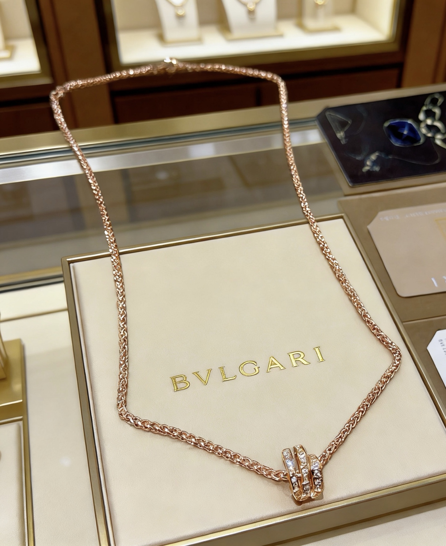 NO:860319,Batch. Bvlgari necklace V gold material. BVLGARI DIVAS’ DREAM series. Perfect appearance, unparalleled details. The unique color is completely impeccable. It is decorated with a classic ring shape design. It is simple yet elegant and eye-catching. The combination of rose gold is more elegant and elegant. The same style for men and women. Bvlgari necklace chain length 60cm, fine jewelry, bottega  veneta,bvlgari,bvlgari,necklace19860909批.宝格丽项链V金材质.BVLGARI宝格丽 DIVAS‘ DREAM 系列 品相完美,细节无敌,那种独特的色泽完全无可挑剔,再缀以经典指环外形设计,简约之余却又优雅夺目,玫瑰金的组合更显气色,上身雅致动人.男女同款 宝格丽项链 链长60cm,饰品精品,bottega veneta,bvlgari,bvlgari,necklace,Jewelry