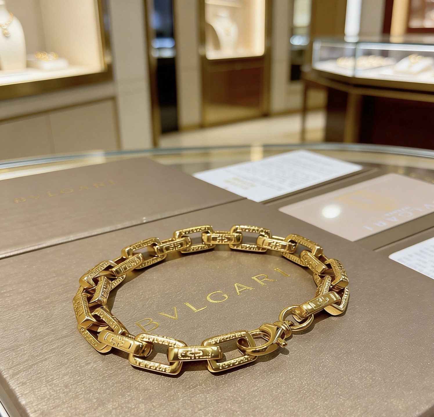 NO:860329,Batch. Bvlgari bracelet made of V gold. BVLGARI DIVAS’ DREAM series. The appearance is perfect, the details are unparalleled, the unique color is completely impeccable, and it is decorated with a classic ring shape design. It is simple yet elegant and eye-catching. The V gold pure handmade combination is more elegant and elegant. The same style for men and women, 18 20 22 24 cm, boutique jewelry, bottega  veneta,bvlgari,bvlgari,bracelet19860909批.宝格丽手链V金材质 BVLGARI宝格丽 DIVAS‘ DREAM 系列 品相完美,细节无敌,那种独特的色泽完全无可挑剔,再缀以经典指环外形设计,简约之余却又优雅夺目,V金纯手工的组合更显气色,上手雅致动人.男女同款 18 20 22 24厘米,饰品精品,bottega veneta,bvlgari,bvlgari,bracelet,Jewelry