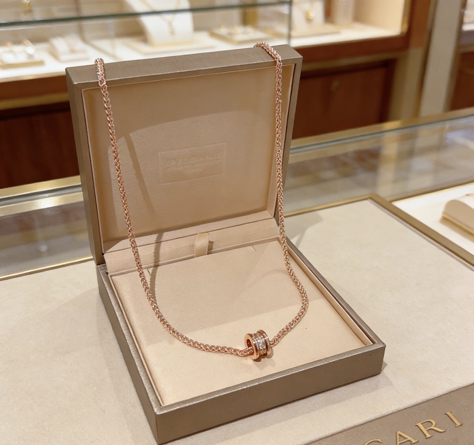 NO:860338,Batch. Bvlgari necklace V gold material. BVLGARI DIVAS’ DREAM series. Perfect appearance, unparalleled details. The unique color is completely impeccable. It is decorated with a classic ring shape design. It is simple yet elegant and eye-catching. The combination of rose gold is more elegant and elegant. The same style for men and women. Bvlgari necklace chain length 60cm, fine jewelry, bottega  veneta,bvlgari,bvlgari,necklace19860909批.宝格丽项链V金材质.BVLGARI宝格丽 DIVAS‘ DREAM 系列 品相完美,细节无敌,那种独特的色泽完全无可挑剔,再缀以经典指环外形设计,简约之余却又优雅夺目,玫瑰金的组合更显气色,上身雅致动人.男女同款 宝格丽项链 链长60cm,饰品精品,bottega veneta,bvlgari,bvlgari,necklace,Jewelry