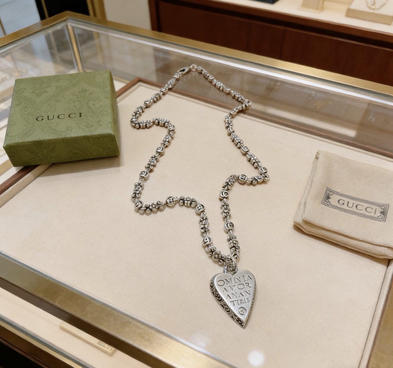 NO:860375,Batch New product launches are not popular until they are released. Douyin is the first choice for Internet celebrities to bring goods. The latest chain of Gucci necklaces is of higher quality. The same style as the Anger Forest series four-g design concept retro necklace for celebrities. It makes high-end clothes more elegant. It has more brand and personality when going out. The details are distressed. Non-market shiny version. This one has been released. The best-selling model in Gucci. Very easy to match, fine jewelry, gucci, necklace.19860909批  新品发布不爆不发 抖音带货网红首选 古驰项链最新款链条档次更高明星同款Anger Forest系列四g设计理念复古项链 让高档的衣服搭配更有气质 出去更有牌面和个性 细节对版做旧处理 非市面亮面版型 这款一直在出 古驰里面热卖款 非常好搭配,饰品精品,gucci,necklace,Jewelry