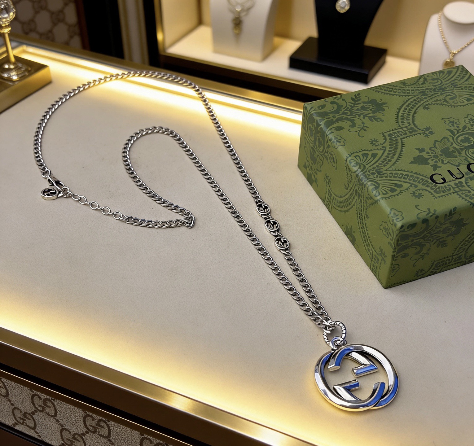 NO:860388,Batch, it’s so handsome. Gucci necklace 2026 latest chain has a higher grade. The same classic model for celebrities. Anger Forest series double G Gucci necklace. The details are distressed. The shiny version is not available in the market. This one has been out. It is a best-selling model in Gucci. It is very good to match trendy clothes, fine jewelry, gucci, necklace.19860909批 太帅啦 古驰项链2026最新款链条档次更高明星同款经典款Anger Forest系列双G古驰项链 细节对版做旧处理 非市面亮面版型 这款一直在出 古驰里面热卖款 非常好搭配潮流衣服,饰品精品,gucci,necklace,Jewelry