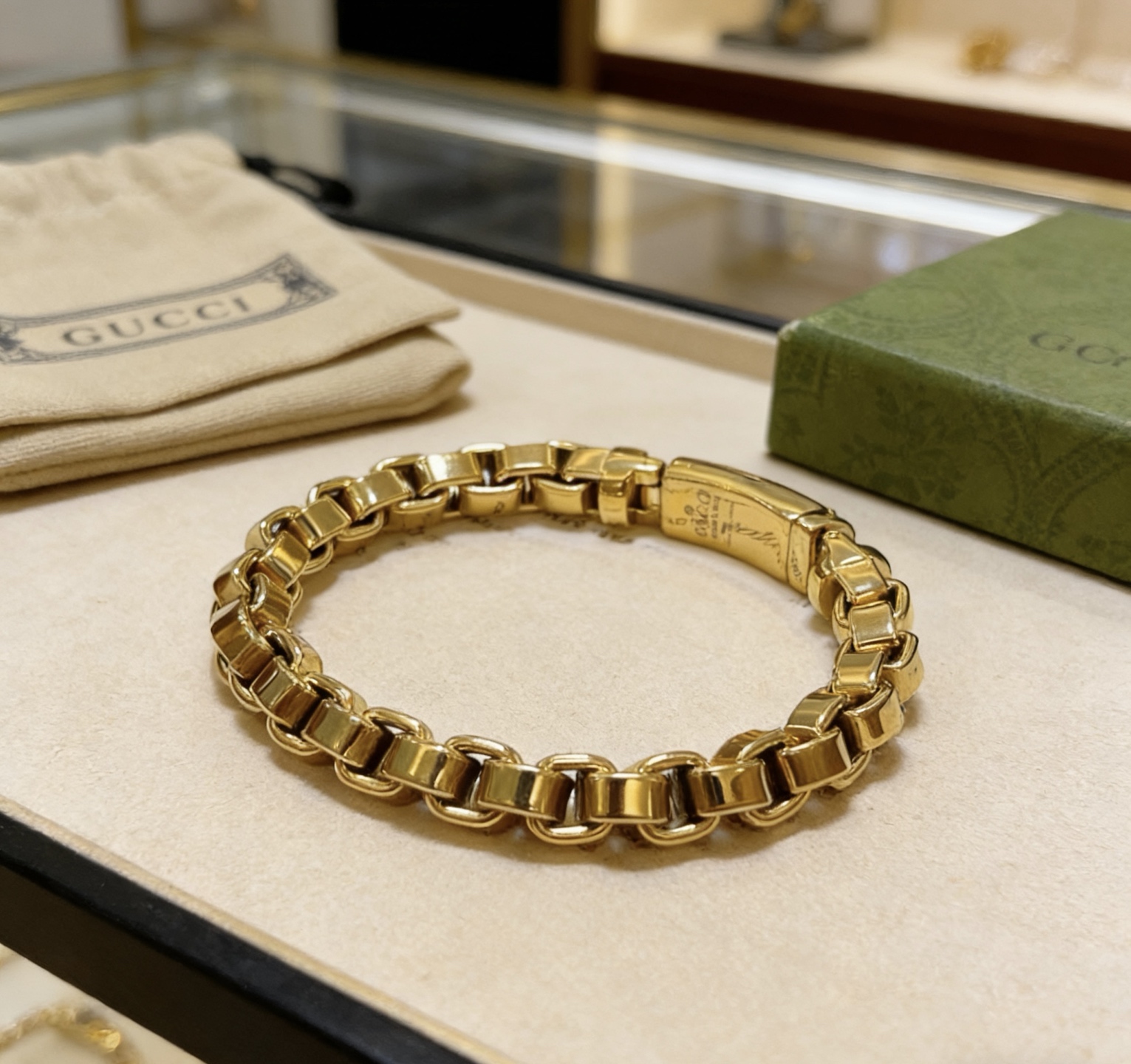 NO:860397,Batch. The latest Gucci bracelet is the latest classic model. It is exquisite regardless of style and texture. It has an absolutely top feeling. You can understand it at a glance. It is super nice. It is the best choice for matching clothes. It is a must-have artifact for handsome men. It is a boutique jewelry, gucci, gucci, bracelet.19860909批. 最新出炉 Gucci古驰手链最新款的经典款 精致无论款式 质感 都是绝对的顶尖feel 只要看一眼就懂了超 nice 搭配衣服最佳的选择,帅哥必备神器,饰品精品,gucci,gucci,bracelet,Jewelry