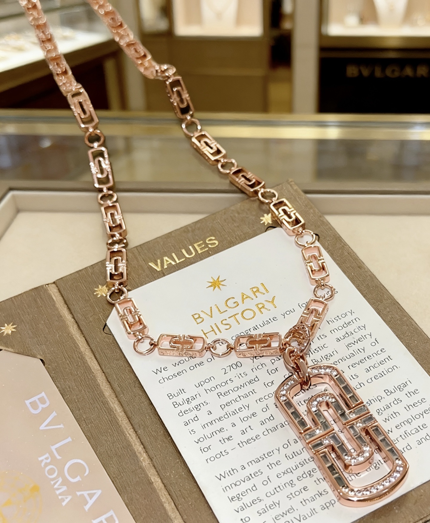 NO:860420,Batch Bulgari necklace V gold material BVLGARI BVLGARI DIVAS’ DREAM series The appearance is perfect, the details are invincible, the unique color is completely impeccable, and it is decorated with a classic ring shape design, which is simple yet elegant and eye-catching. The combination of V gold is more elegant, and the upper body is elegant and attractive. Same style for men and women. Bvlgari necklaces, jewelry boutiques, bottega veneta, bvlgari, bvlgari, necklace19860909批 宝格丽项链V金材质 BVLGARI宝格丽 DIVAS‘ DREAM 系列 品相完美,细节无敌,那种独特的色泽完全无可挑剔,再缀以经典指环外形设计,简约之余却又优雅夺目,V金的组合更显气色,上身雅致动人.男女同款 宝格丽项链,饰品精品,bottega veneta,bvlgari,bvlgari,necklace,Jewelry
