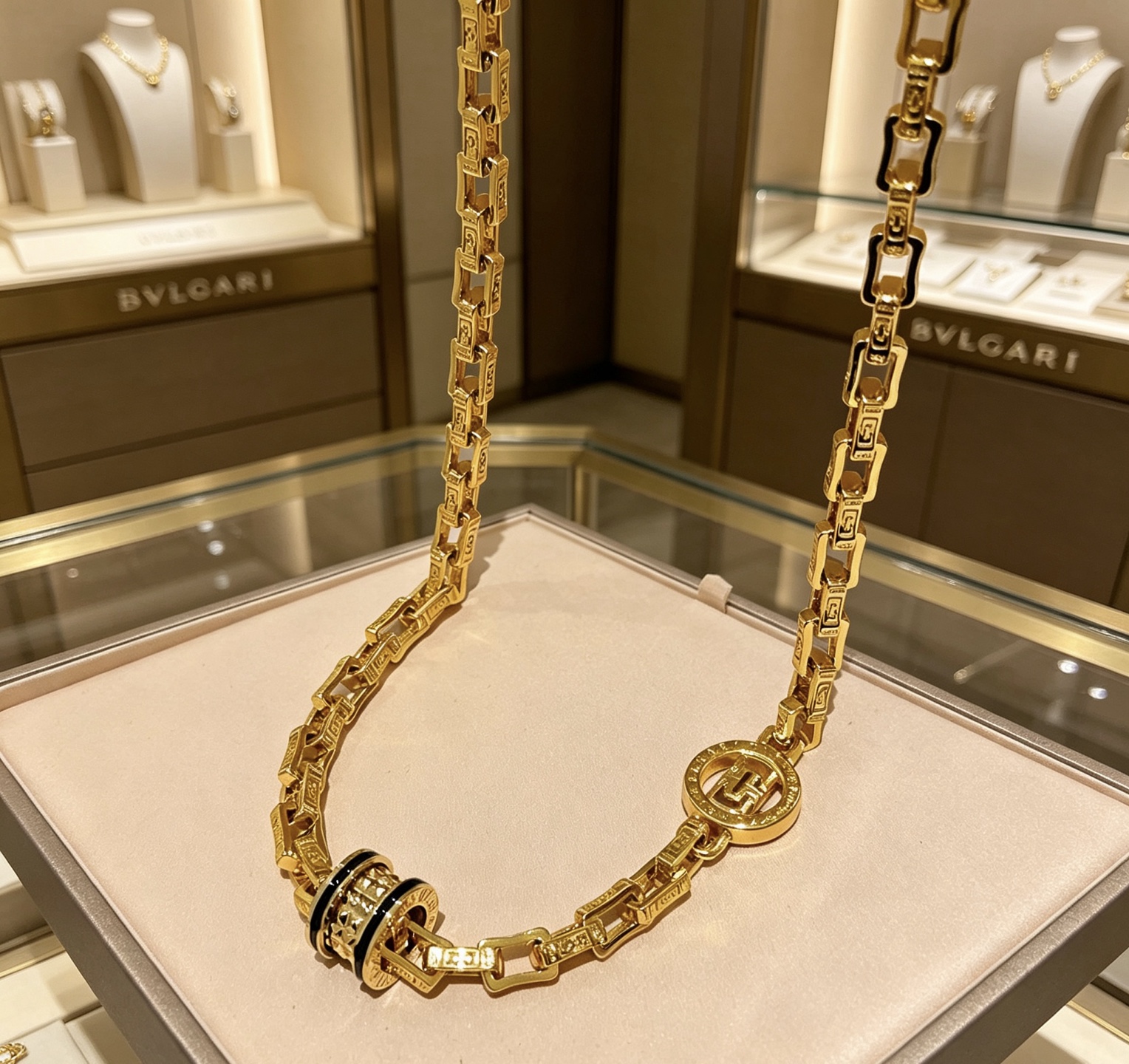 NO:860441,Batch Bulgari necklace V gold material BVLGARI BVLGARI DIVAS’ DREAM series The appearance is perfect, the details are invincible, the unique color is completely impeccable, and it is decorated with a classic ring shape design, which is simple yet elegant and eye-catching. The combination of V gold is more elegant, and the upper body is elegant and attractive. Same style for men and women. Bvlgari necklaces, jewelry boutiques, bottega veneta, bvlgari, bvlgari, necklace19860909批 宝格丽项链V金材质 BVLGARI宝格丽 DIVAS‘ DREAM 系列 品相完美,细节无敌,那种独特的色泽完全无可挑剔,再缀以经典指环外形设计,简约之余却又优雅夺目,V金的组合更显气色,上身雅致动人.男女同款 宝格丽项链,饰品精品,bottega veneta,bvlgari,bvlgari,necklace,Jewelry