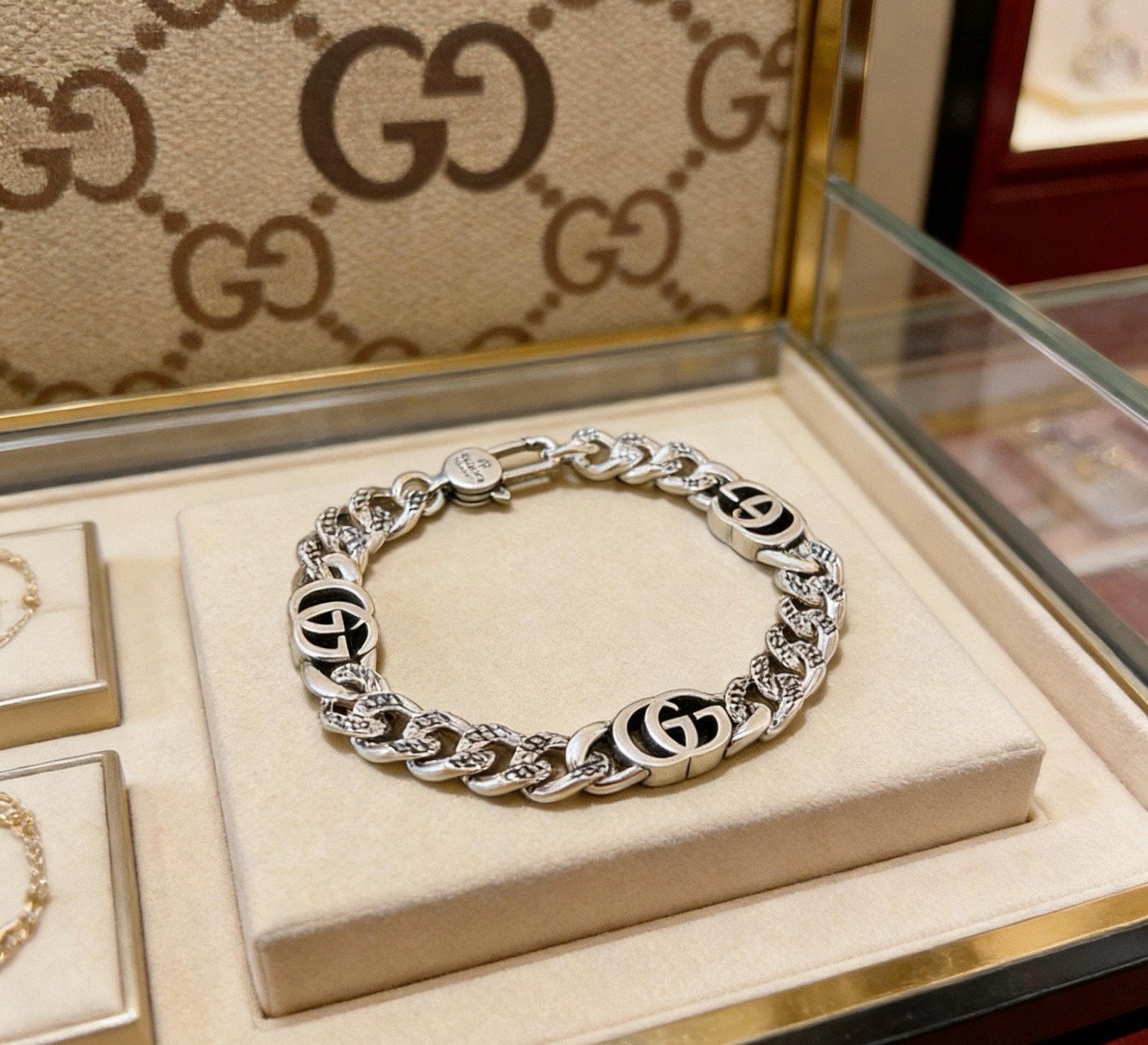 NO:860453,Batch. The latest Gucci bracelet is the latest classic model. It is exquisite regardless of style and texture. It is absolutely top-notch. You can understand the original logo at a glance. It is super nice. It is the best choice for matching clothes. It is a must-have item for men and women. The size is 18.20.22.24 cm. It can also be changed to other sizes. It is a boutique jewelry, gucci, gucci, bracelet.19860909批. 最新出炉 Gucci古驰手链最新款的经典款 精致无论款式 质感 都是绝对的顶尖feel 只要看一眼就懂了原版logo 超 nice 搭配衣服最佳的选择,男女同款必备神器 码数18.20.22.24厘米 还可以改其他尺寸,饰品精品,gucci,gucci,bracelet,Jewelry