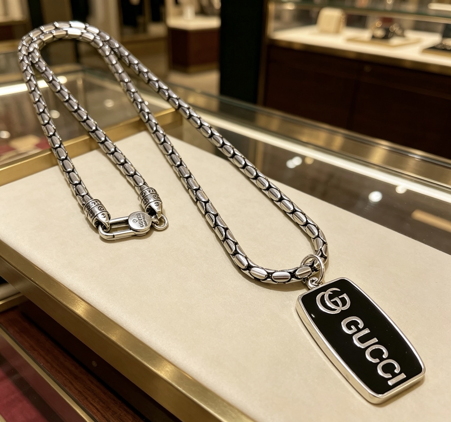 NO:860362,Batch, so handsome. Gucci necklace 2026 latest chain has a higher grade. The same classic style for celebrities. The texture and weight are very satisfying. The Anger Forest series double G Gucci necklace. The total length is 60 cm. The details are distressed. The non-market shiny version. This one has been out. It is a best-selling model in Gucci. It is very good to match trendy clothes, fine jewelry, gucci, necklace.19860909批 太帅啦 古驰项链2026最新款链条档次更高明星同款经典款质感份量非常满足Anger Forest系列双G古驰项链 总长60厘米 细节对版做旧处理 非市面亮面版型 这款一直在出 古驰里面热卖款 非常好搭配潮流衣服,饰品精品,gucci,necklace,Jewelry