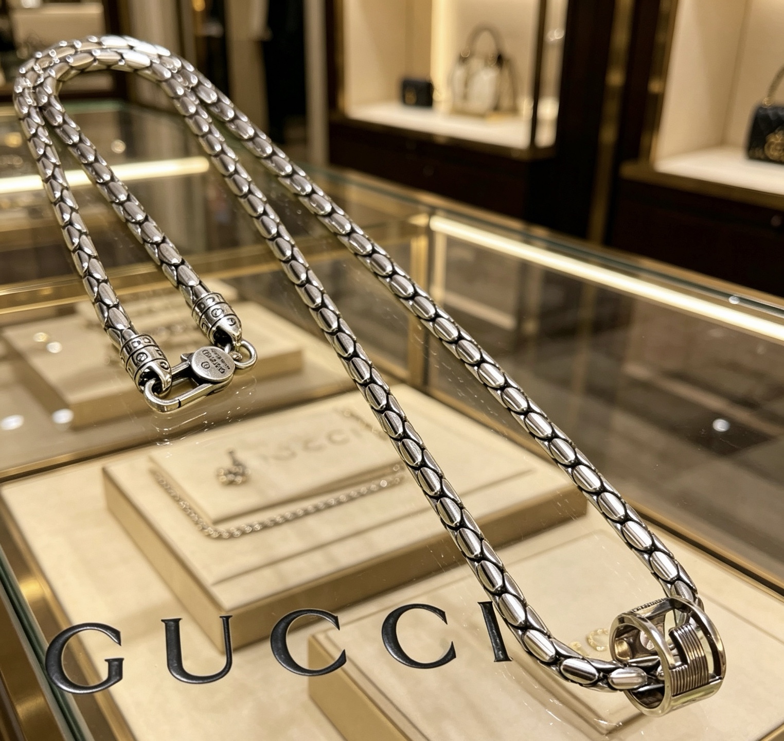 NO:860386,Batch, so handsome. Gucci necklace 2026 latest chain has a higher grade. The same classic style for celebrities. The texture and weight are very satisfying. The Anger Forest series double G Gucci necklace. The total length is 60 cm. The details are distressed. The non-market shiny version. This one has been out. It is a best-selling model in Gucci. It is very good to match trendy clothes, fine jewelry, gucci, necklace.19860909批 太帅啦 古驰项链2026最新款链条档次更高明星同款经典款质感份量非常满足Anger Forest系列双G古驰项链 总长60厘米 细节对版做旧处理 非市面亮面版型 这款一直在出 古驰里面热卖款 非常好搭配潮流衣服,饰品精品,gucci,necklace,Jewelry