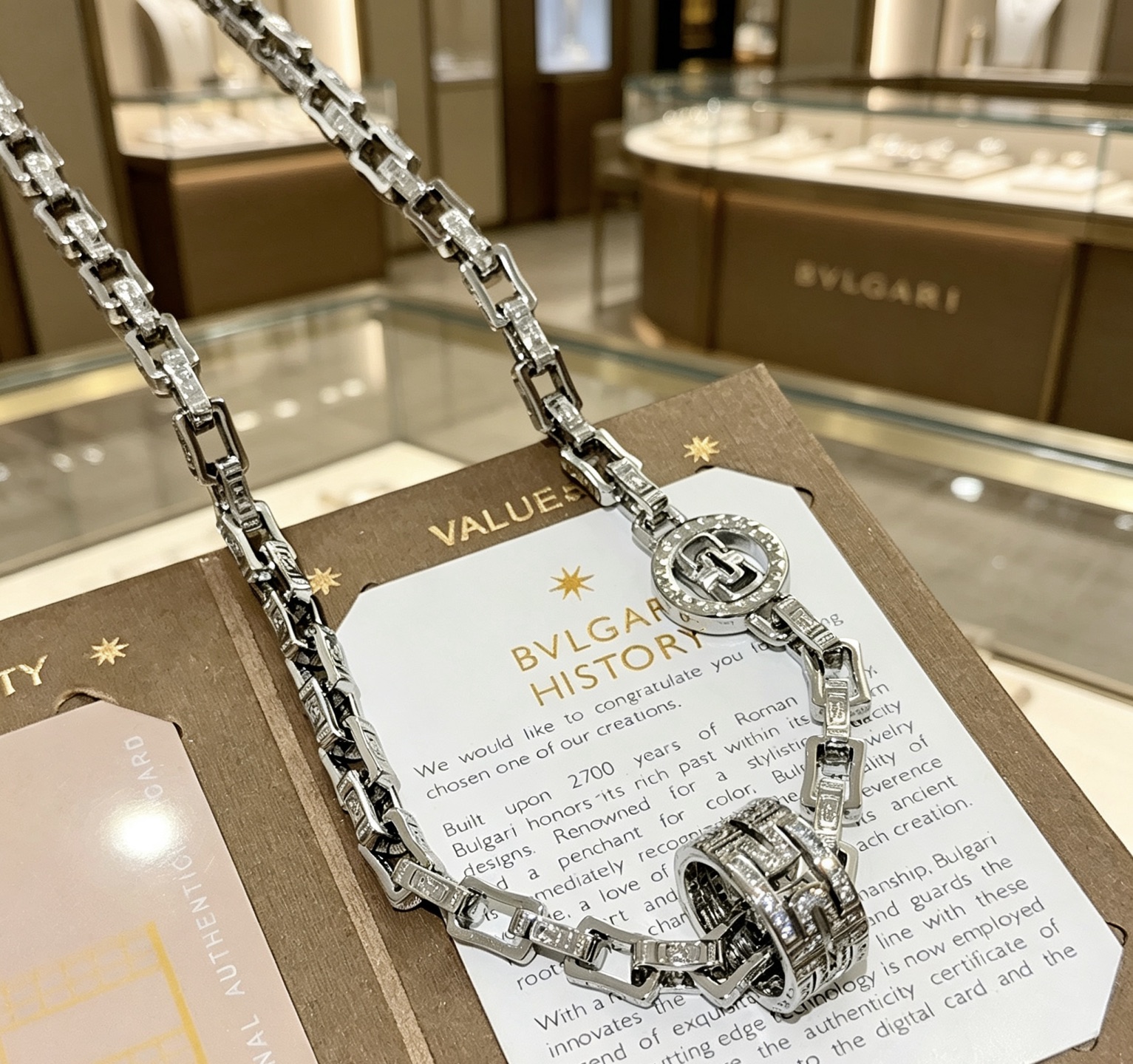 NO:860419,Batch Bulgari necklace V gold material BVLGARI BVLGARI DIVAS’ DREAM series The appearance is perfect, the details are invincible, the unique color is completely impeccable, and it is decorated with a classic ring shape design, which is simple yet elegant and eye-catching. The combination of V gold is more elegant, and the upper body is elegant and attractive. Same style for men and women. Bvlgari necklaces, jewelry boutiques, bottega veneta, bvlgari, bvlgari, necklace19860909批 宝格丽项链V金材质 BVLGARI宝格丽 DIVAS‘ DREAM 系列 品相完美,细节无敌,那种独特的色泽完全无可挑剔,再缀以经典指环外形设计,简约之余却又优雅夺目,V金的组合更显气色,上身雅致动人.男女同款 宝格丽项链,饰品精品,bottega veneta,bvlgari,bvlgari,necklace,Jewelry