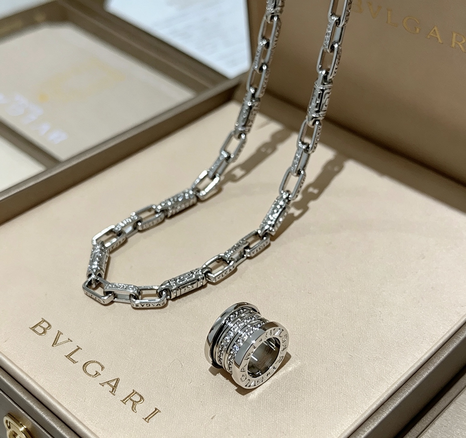 NO:860431,Batch Bulgari necklace V gold material. BVLGARI BVLGARI DIVAS' DREAM series. Perfect appearance, unparalleled details, the unique color is completely impeccable, and is decorated with a classic ring shape design. It is simple yet elegant and eye-catching. The combination of 18K gold is more elegant and elegant. Same style for men and women. Bvlgari necklace, fine jewelry, Bottega Veneta, bvlgari, bvlgari, necklace19860909批 宝格丽项链V金材质 .BVLGARI宝格丽 DIVAS‘ DREAM 系列 品相完美,细节无敌,那种独特的色泽完全无可挑剔,再缀以经典指环外形设计,简约之余却又优雅夺目,18K金的组合更显气色,上身雅致动人.男女同款 宝格丽项链,饰品精品,bottega veneta,bvlgari,bvlgari,necklace,Jewelry