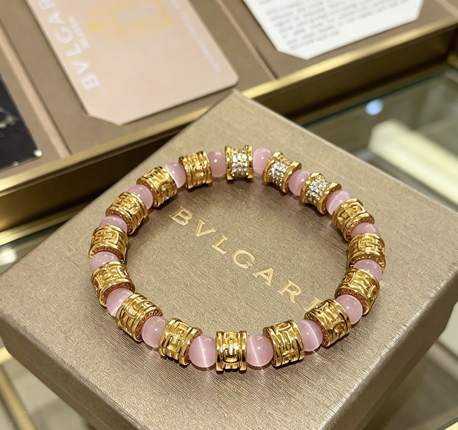 NO:860455,Batch. BVLGARI Bracelet V gold material BVLGARI DIVAS' DREAM series natural cat's eye bracelet is in perfect condition, with unparalleled details. The unique color is completely impeccable, and is decorated with a classic ring shape design. It is simple yet elegant and eye-catching. The pure handmade combination of V gold is more elegant and elegant. Same style for men and women. Bvlgari bracelet size: 18 20 22  24 cm, fine jewelry, bottega veneta, bvlgari, bvlgari, bracelet19860909批.宝格丽手链V金材质 BVLGARI宝格丽 DIVAS‘ DREAM 系列 天然猫眼石手链品相完美,细节无敌,那种独特的色泽完全无可挑剔,再缀以经典指环外形设计,简约之余却又优雅夺目,V金纯手工的组合更显气色,上手雅致动人.男女同款 宝格丽手链尺寸:18 20 22 24厘米,饰品精品,bottega veneta,bvlgari,bvlgari,bracelet,Jewelry