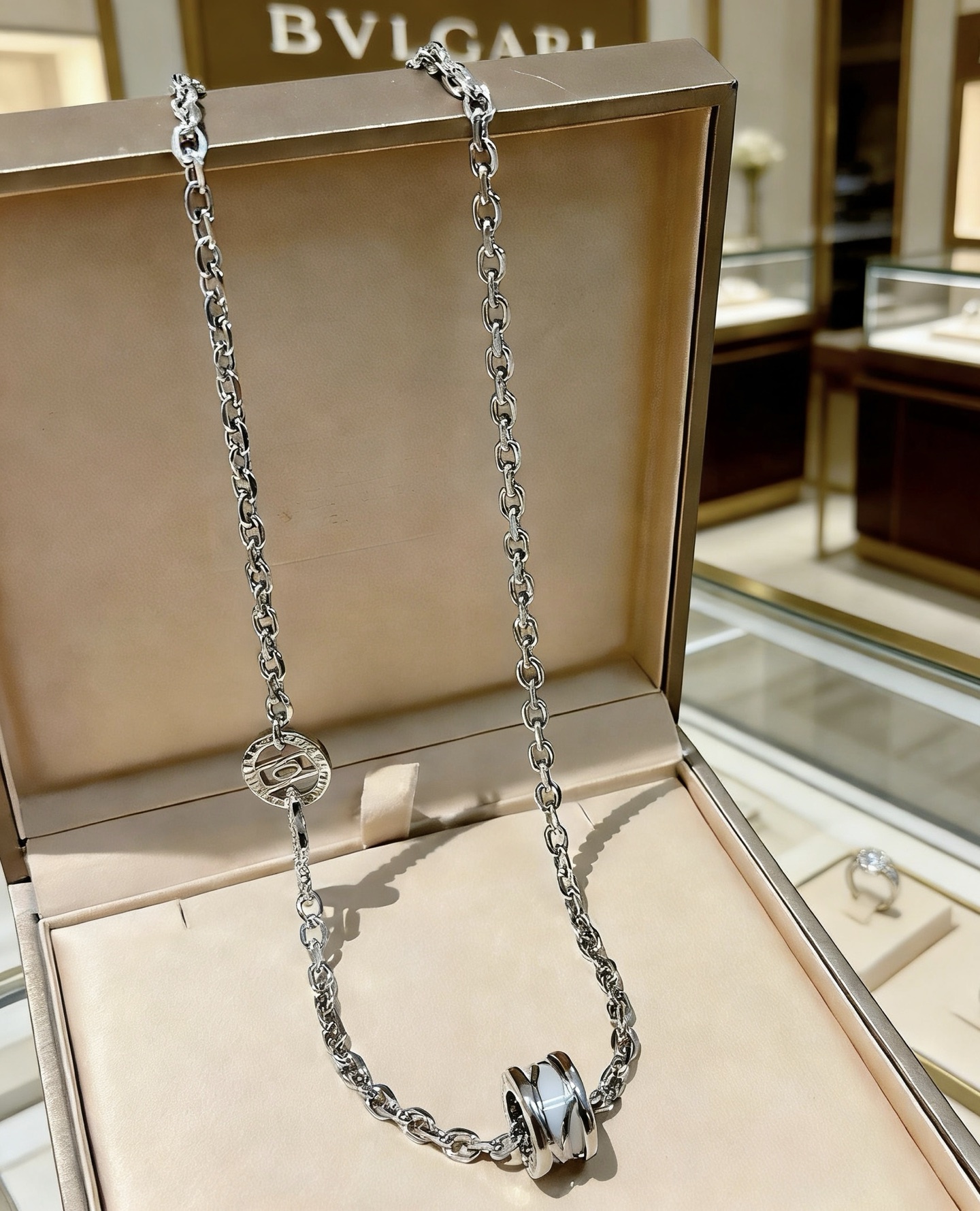 NO:860467,Batch Bulgari necklace V gold material. BVLGARI BVLGARI DIVAS' DREAM series. Perfect appearance, unparalleled details, the unique color is completely impeccable, and is decorated with a classic ring shape design. It is simple yet elegant and eye-catching. The combination of 18K gold is more elegant and elegant. Same style for men and women. Bvlgari necklace, fine jewelry, Bottega Veneta, bvlgari, bvlgari, necklace19860909批 宝格丽项链V金材质 .BVLGARI宝格丽 DIVAS‘ DREAM 系列 品相完美,细节无敌,那种独特的色泽完全无可挑剔,再缀以经典指环外形设计,简约之余却又优雅夺目,18K金的组合更显气色,上身雅致动人.男女同款 宝格丽项链,饰品精品,bottega veneta,bvlgari,bvlgari,necklace,Jewelry