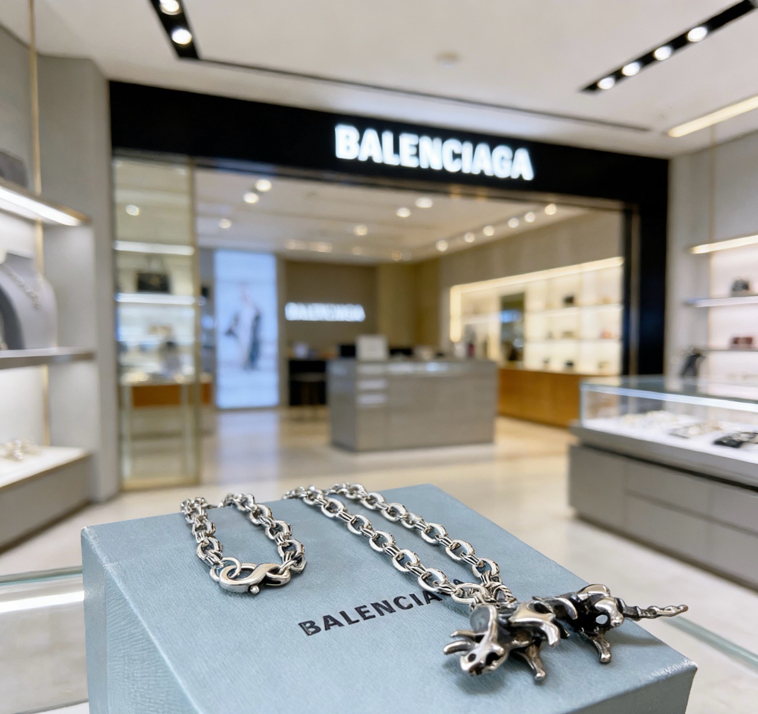 NO:860387,Batch original single goods new products Balenciaga necklace Balenciaga new necklace counter consistent fine details workmanship every detail process in place fine design craftsmanship hot models shipped unique design retro style Balenciaga necklace, jewelry boutique, balenciaga, balenciaga, necklace19860909批 原单货新品 巴黎世家项链 Balenciaga 新款项链专柜一致 细节做工精细 每个细节流程到位 设计工艺精细 火爆款出货 设计独特 复古风格 巴黎世家项链,饰品精品,balenciaga,balenciaga,necklace,Jewelry