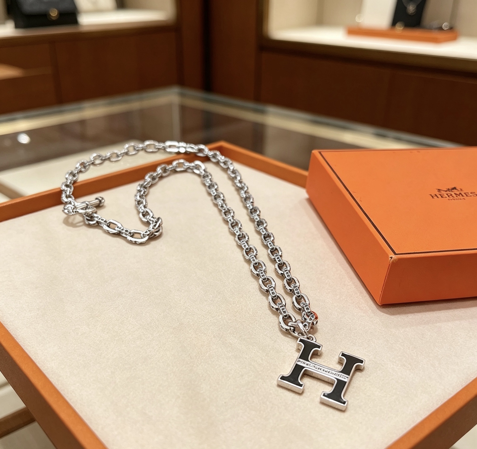 NO:860398,Batch. HERMES Hermès Necklace, Pig Nose Necklace Series Jewelry, Imported and Customized. High-end Chains, Classic Matches, New Products, Simple Fashion Counter Consistency, Hot Styles Shipped, Unique Designs, Avant-garde, Must-Have Styles for Men and Women!  , jewelry boutique, hermes, hermes, necklace19860909批.HERMES 爱马仕项链 猪鼻子项链系列首饰 进口定制.高端链条经典搭配 新品 简单时尚专柜一致 火爆款出货 设计独特 前卫 男女必备款！,饰品精品,hermes,hermes,necklace,Jewelry