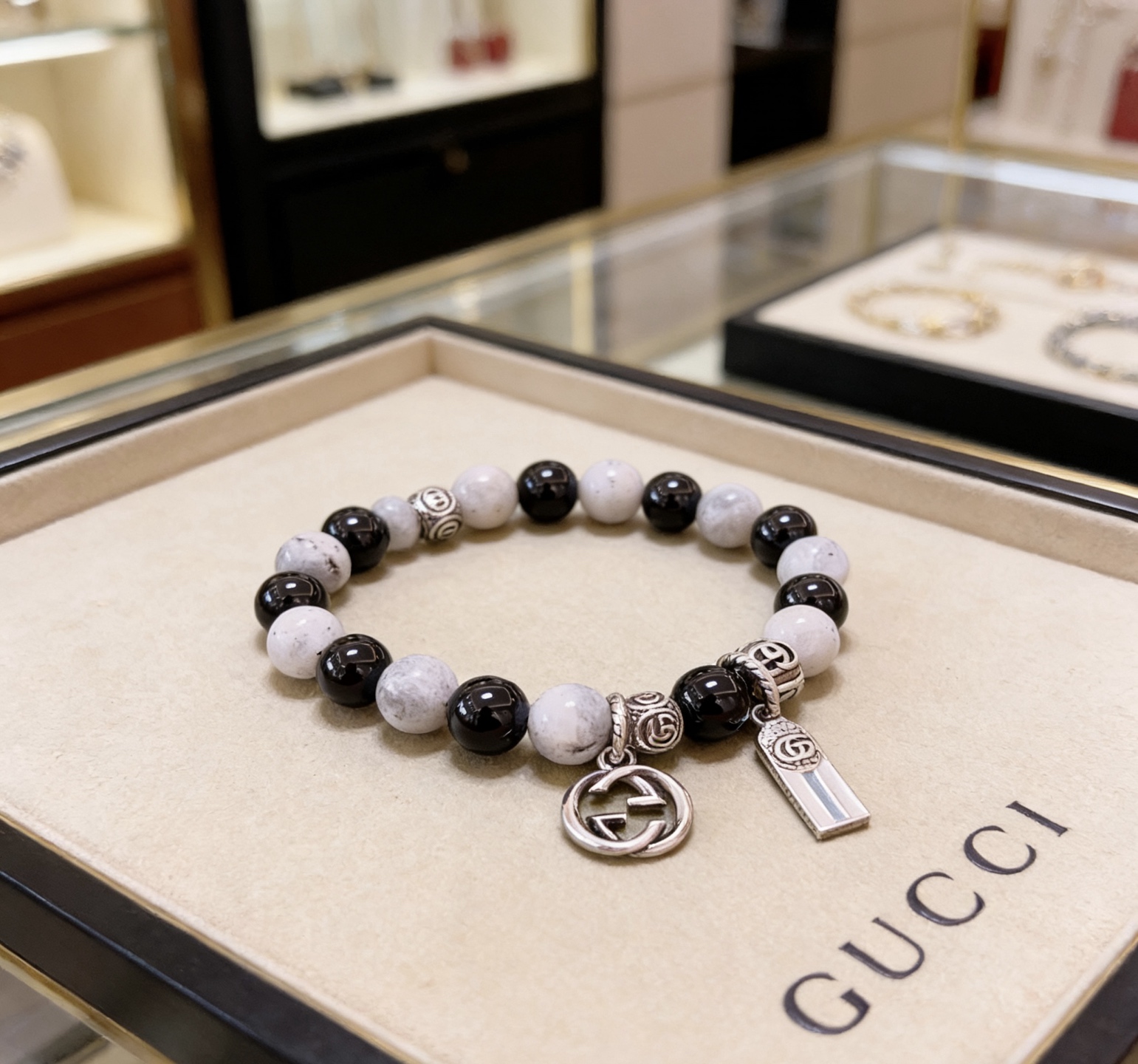 NO:860424,Batch new product release Gucci bracelets for men and women. The latest black onyx bracelet is of a higher grade. The same style as the star's Anger Forest series double G crystal bracelet. Size: 16-24 cm. Details are matched to the gold treatment. Non-market glossy version. Non-market ordinary. This model has been released. The best-selling model in Gucci. Very good to match clothes, high-quality jewelry, gucci, bracelet, gold.19860909批 新品发布古驰手链男女同款 最新款黑玛瑙手链档次更高明星同款Anger Forest系列双g水晶手链 尺寸:16-24厘米 细节对版黄金处理 非市面亮面版型 非市面普通做这款一直在出 古驰里面热卖款 非常好搭配衣服,饰品精品,gucci,bracelet,gold,Jewelry