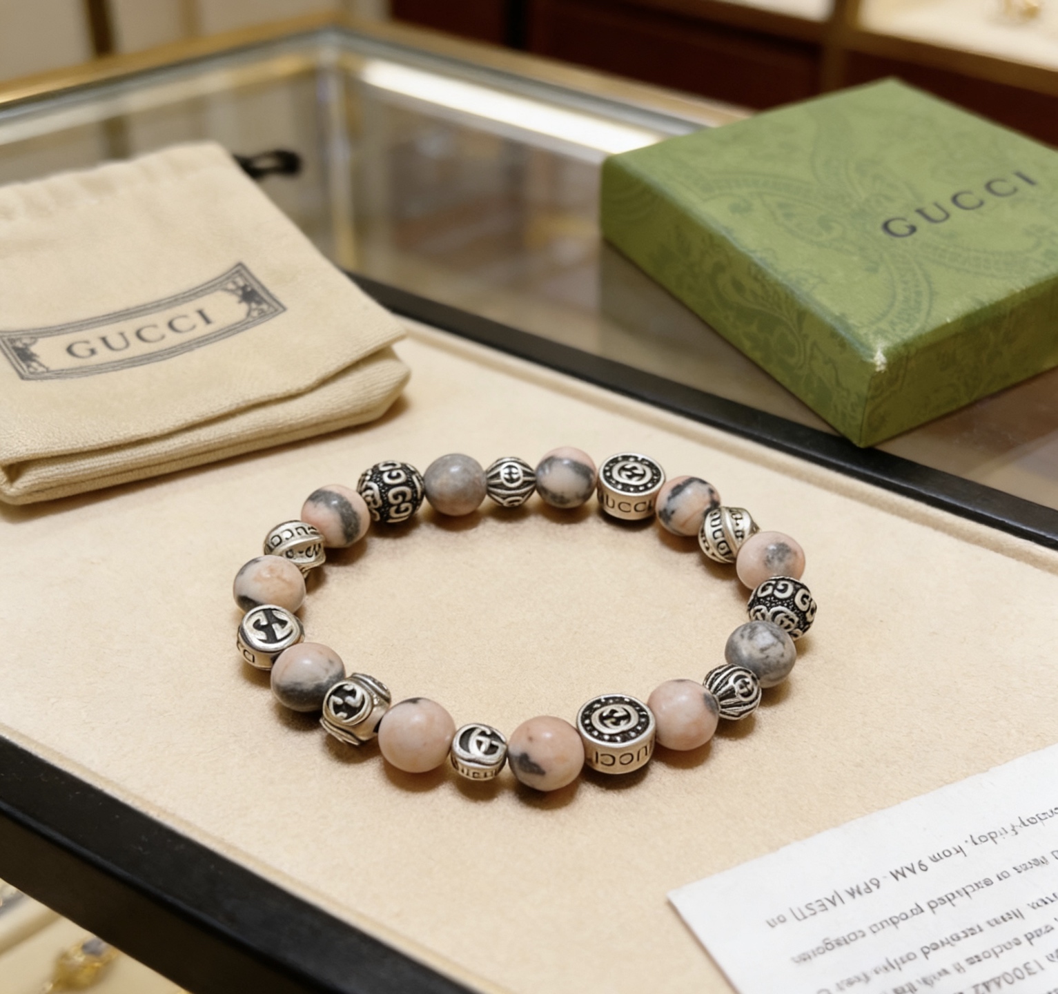 NO:860434,Batch new product release Gucci bracelets for men and women. The latest agate bracelet is of higher quality. The same style as the star's Anger Forest series double G crystal bracelet. Size: 16-24 cm. Details are matched to the gold treatment. Non-market glossy version. Non-market ordinary. This model has been released. The best-selling model in Gucci. Very good to match clothes, high-quality jewelry, gucci, bracelet, gold.19860909批 新品发布古驰手链男女同款 最新款玛瑙手链档次更高明星同款Anger Forest系列双g水晶手链 尺寸:16-24厘米 细节对版黄金处理 非市面亮面版型 非市面普通做这款一直在出 古驰里面热卖款 非常好搭配衣服,饰品精品,gucci,bracelet,gold,Jewelry