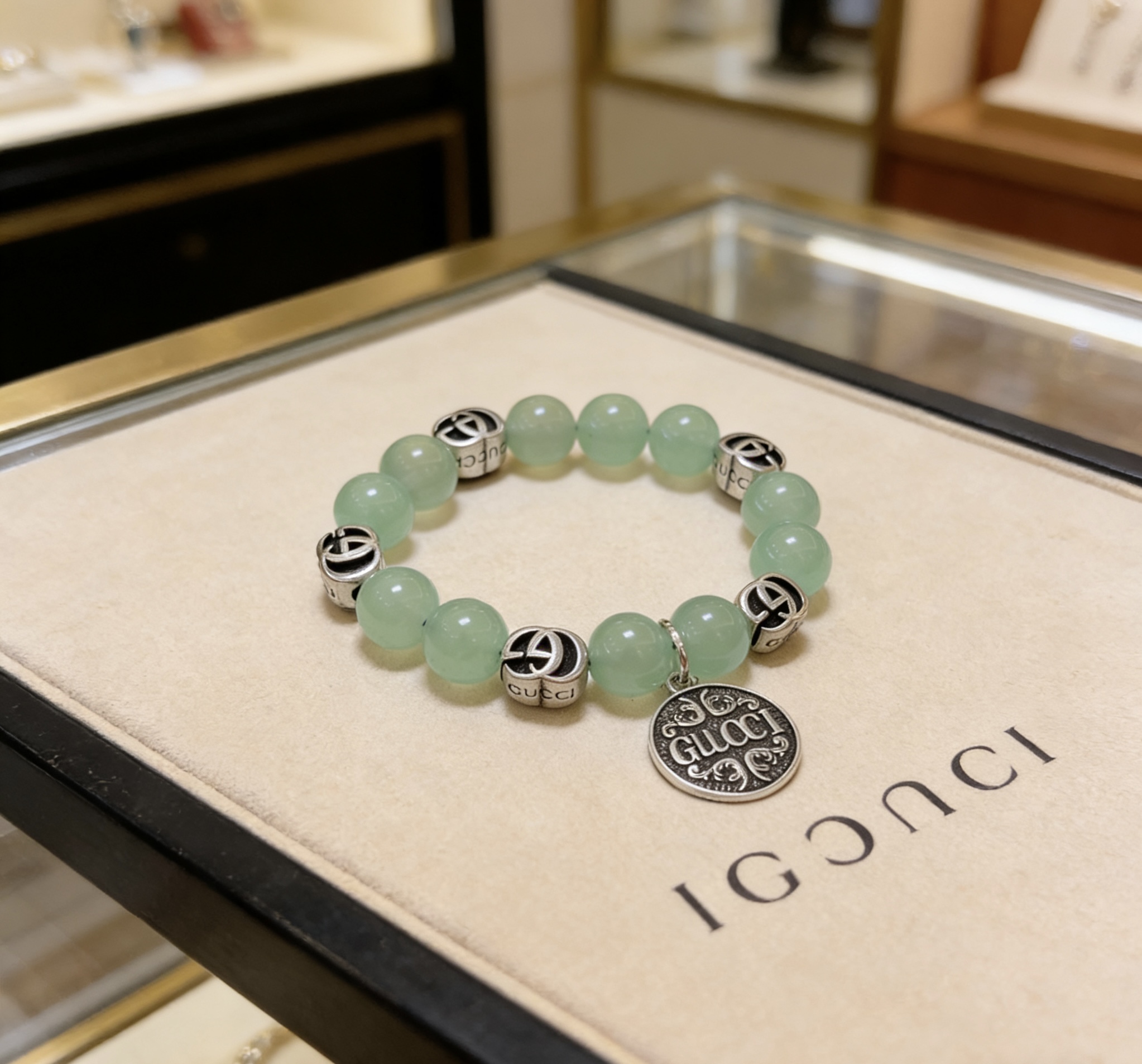 NO:860444,Batch new product release Gucci bracelets for men and women. The latest green agate bracelet is of a higher grade. The same style as the star Anger Forest series double G crystal bracelet. Size: 16-24 cm. Details are matched with gold processing. Non-market glossy version. Non-market ordinary. This model has been released. The best-selling model in Gucci. Very good to match clothes, high-quality jewelry, gucci, bracelet, gold.19860909批 新品发布古驰手链男女同款 最新款绿玛瑙手链档次更高明星同款Anger Forest系列双g水晶手链 尺寸:16-24厘米 细节对版黄金处理 非市面亮面版型 非市面普通做这款一直在出 古驰里面热卖款 非常好搭配衣服,饰品精品,gucci,bracelet,gold,Jewelry