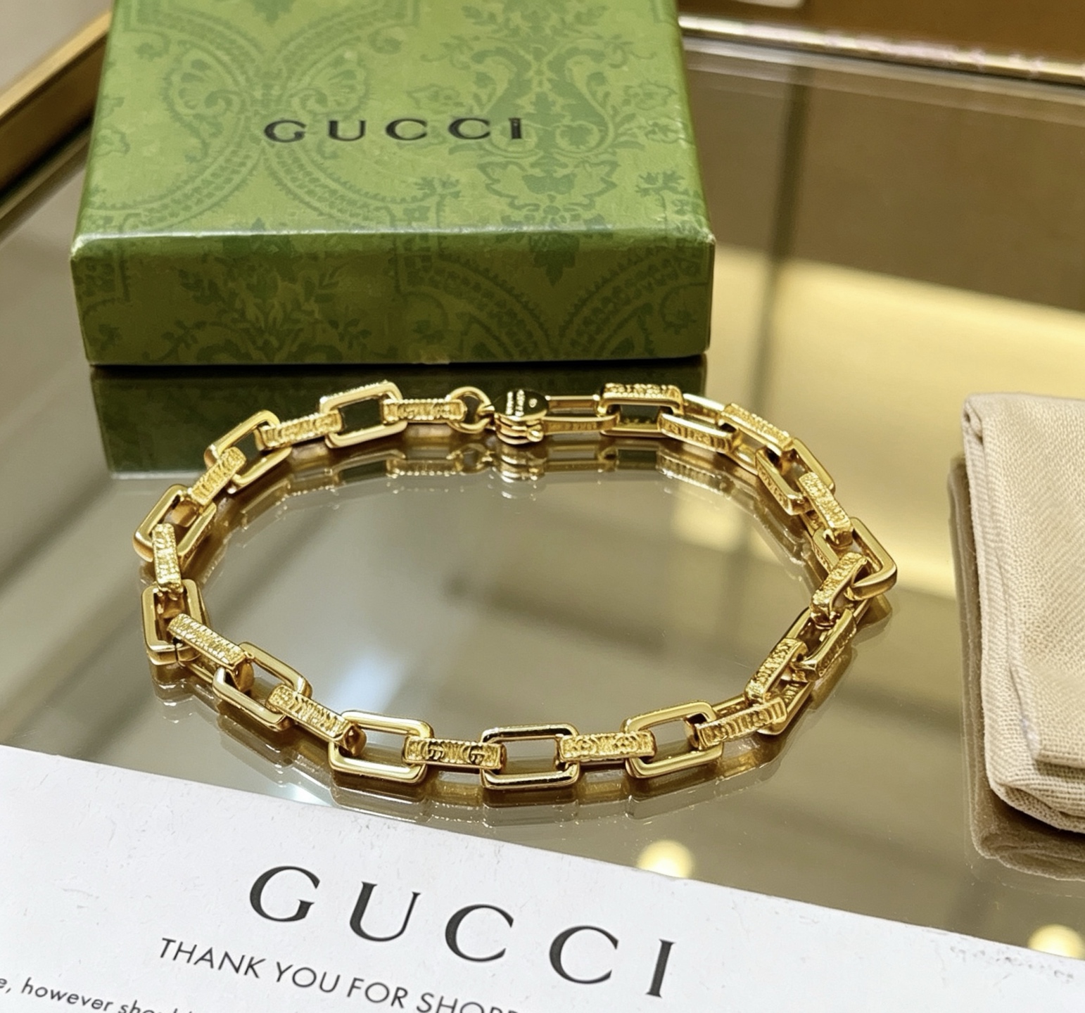 NO:860469,Batch. Gucci's new recommended models for the Year of the Snake. The latest Gucci bracelet is the double snake head classic. Exquisite regardless of style and texture, it is absolutely top-notch. You can understand the original logo at a glance. Super nice. The most suitable choice for matching clothes. A must-have artifact for men and women. Size 18 20 22 24 cm. Simple and grand, low-key and luxurious. Boutique jewelry, gucci, gucci, bracelet.19860909批 . 古驰蛇年新款推荐款 最新出炉 Gucci古驰手链最新款的双蛇头经典款 精致无论款式 质感 都是绝对的顶尖feel 只要看一眼就懂了原版logo 超 nice 搭配衣服最适合的选择,男女同款必备神器 码数18 20 22 24厘米 简单又大气,低调显奢华,饰品精品,gucci,gucci,bracelet,Jewelry