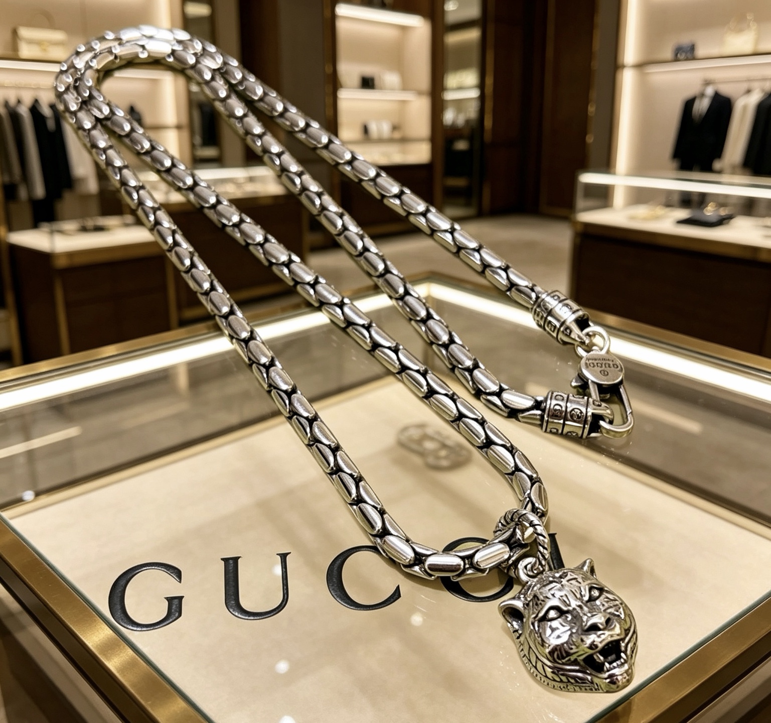 NO:860477,Batch. So handsome. Gucci necklace. The latest chain has a higher grade. The same classic model as used by celebrities. The texture and weight are very satisfying. The Anger Forest series double G Gucci necklace. The details are distressed. The glossy version is not available in the market. This one has been released. It is a best-selling model in Gucci. It is very suitable for trendy clothes, high-quality jewelry, Gucci, and necklace.19860909批 太帅啦 古驰项链 最新款链条档次更高明星同款经典款质感份量非常满足Anger Forest系列双G古驰项链 细节对版做旧处理 非市面亮面版型 这款一直在出 古驰里面热卖款 非常好搭配潮流衣服,饰品精品,gucci,necklace,Jewelry
