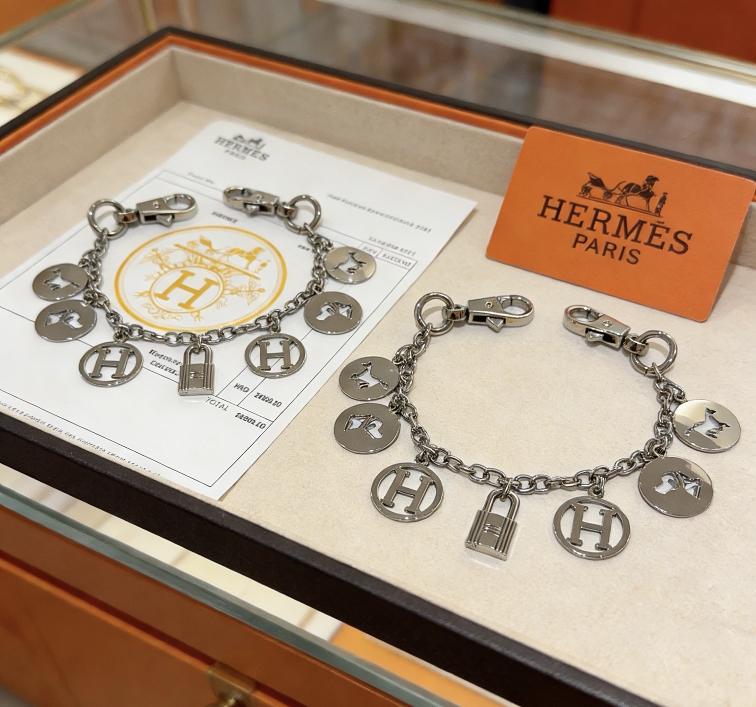 NO:860498,Batch. New Hermes Hermes keychain key chain keychain thickened version platinum version. High-end Seiko version [color] [color] Many Internet celebrities have the same style. Hermes pendant keychain is a test of the master's craftsmanship. It is not easy to ensure that every detail is in place [color] [color] High-end customization. Same style for men and women. Hermès is popular. 1:1 super fine star. The same style k gold texture, crafted with precision and high-end craftsmanship.  The car keychain is really awesome, fine jewelry, hermes, hermes, keychain19860909批.新款Hermes爱马仕钥匙扣钥匙扣钥匙链加厚版 铂金版.高级精工版[色][色]众多网红同款 爱马仕挂饰钥匙扣太考验师傅的手艺了 要确保每个细节都到位不简单[色][色] 高端定制 男女同款 爱马仕火爆 1:1超精赞明星 同款 k金质感,精工高端工艺打造出炉. 车钥匙扣上真的赞爆,饰品精品,hermes,hermes,keychain,Jewelry