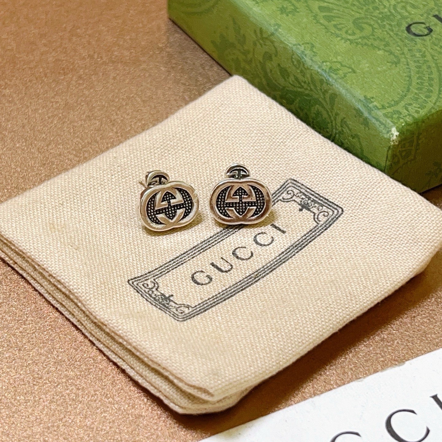 NO:860553,The first batch of new products will not be released until they are first released. The first choice of Internet celebrities who carry goods on Douyin. The latest Gucci earrings are of higher quality and are the same model for celebrities. Anger Forest series double g design concept. Retro classic series Gucci earrings. It makes high-end clothes more elegant. It has more brand and personality when going out. The details are distressed. Non-market glossy version. This one has been released. The best-selling model in Gucci. Very easy to match, high-quality jewelry, gucci.19860909批  新品首发不爆不发 抖音带货网红首选 古驰耳钉最新款档次更高明星同款Anger Forest系列双g设计理念复古经典系列古驰耳钉 让高档的衣服搭配更有气质 出去更有牌面和个性 细节对版做旧处理 非市面亮面版型 这款一直在出 古驰里面热卖款 非常好搭配,饰品精品,gucci,Jewelry