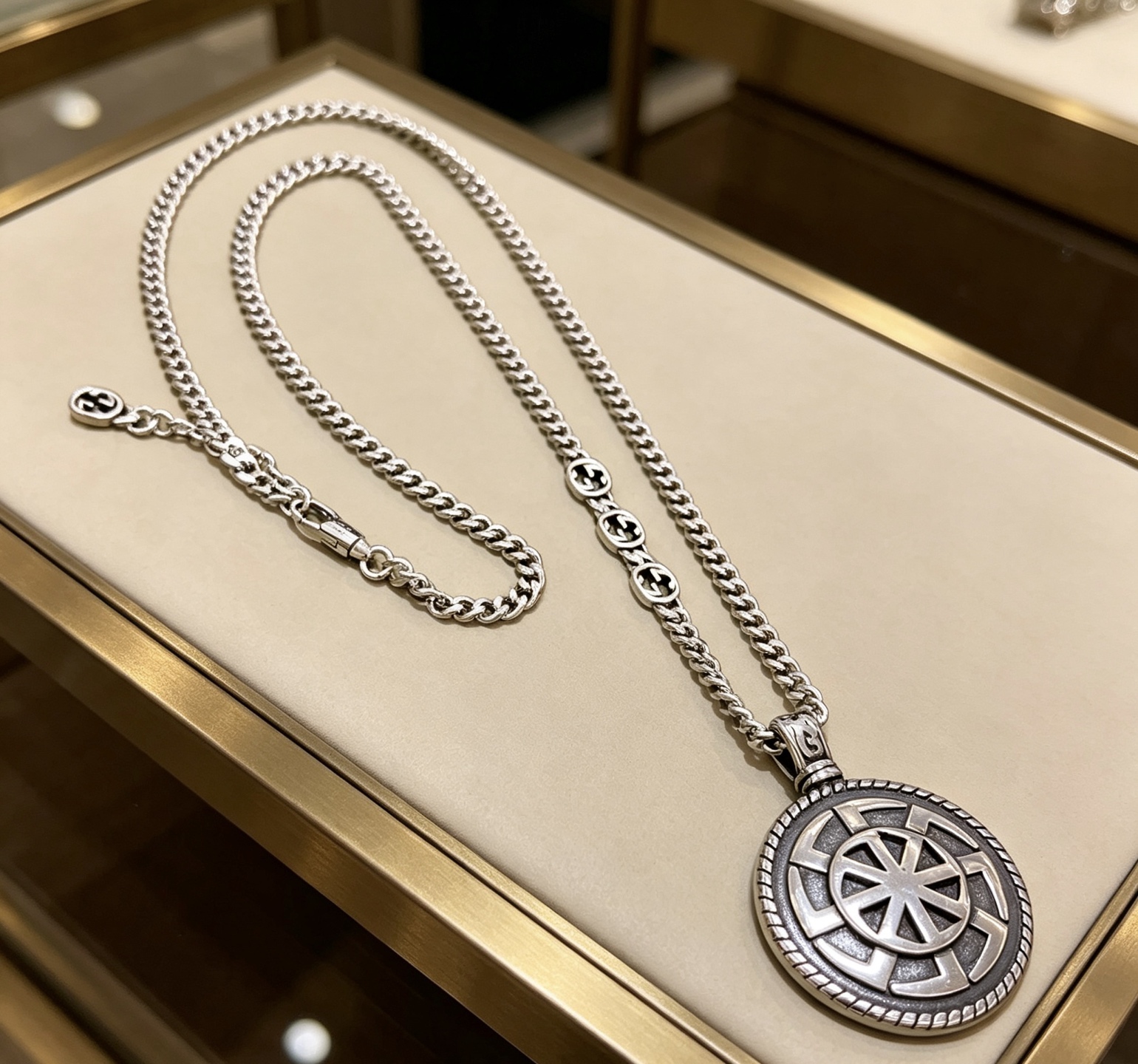 NO:860489,Batch. So handsome. Gucci necklace. The latest chain has a higher grade. The same classic model as used by celebrities. The texture and weight are very satisfying. The Anger Forest series double G Gucci necklace. The details are distressed. The glossy version is not available in the market. This one has been released. It is a best-selling model in Gucci. It is very suitable for trendy clothes, high-quality jewelry, Gucci, and necklace.19860909批 太帅啦 古驰项链 最新款链条档次更高明星同款经典款质感份量非常满足Anger Forest系列双G古驰项链 细节对版做旧处理 非市面亮面版型 这款一直在出 古驰里面热卖款 非常好搭配潮流衣服,饰品精品,gucci,necklace,Jewelry