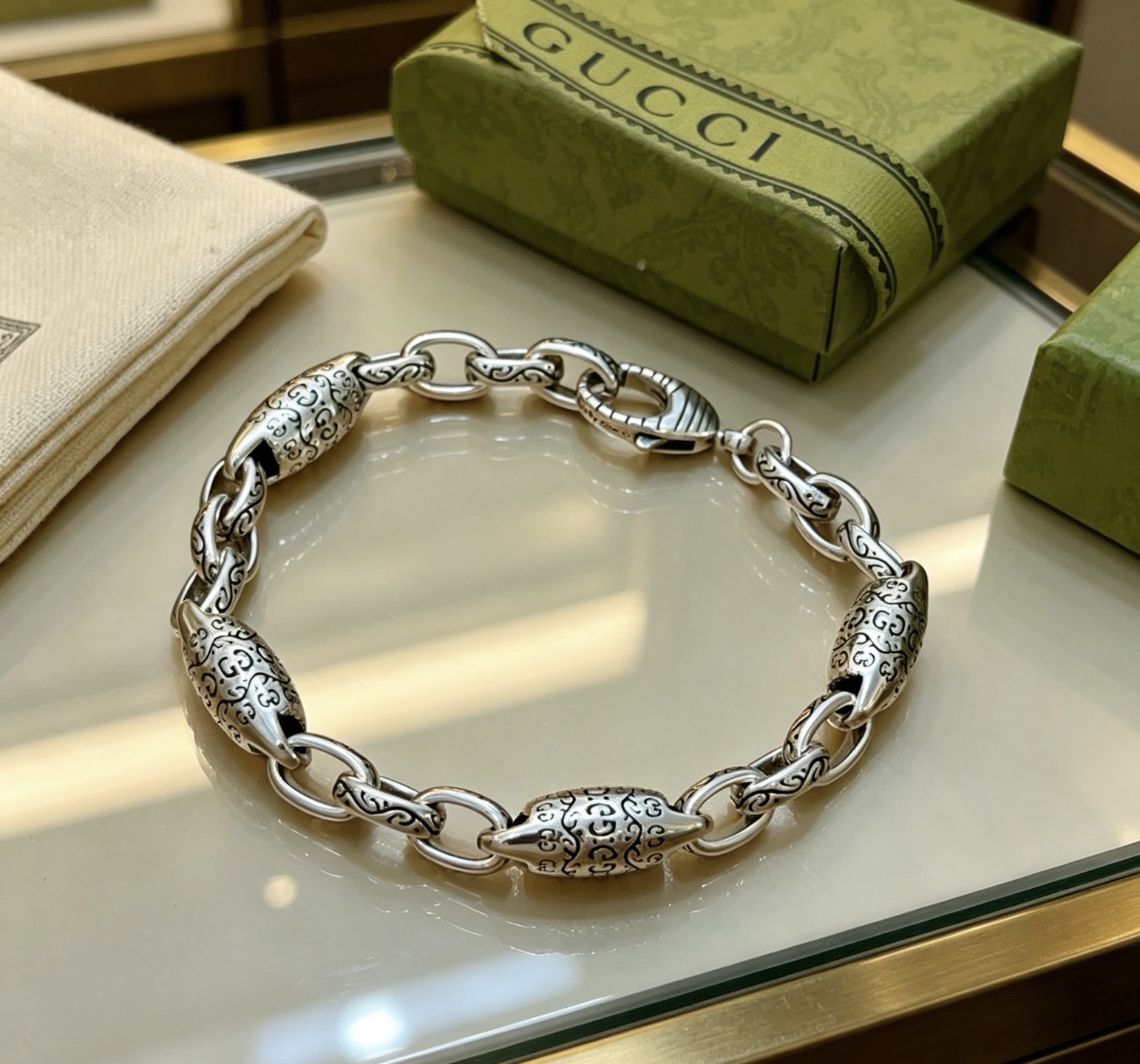 NO:860511,Batch. 2026 latest release. The latest classic model of Gucci Gucci bracelet. Exquisite regardless of style and texture, it is absolutely top-notch. You can understand the original logo at a glance. Super nice. The best choice to match clothes. A must-have artifact for men and women. Size: 16.17.18.19.20.21.22.23.24 cm. Simple and elegant, low-key and luxurious. Boutique jewelry, gucci, gucci, bracelet.19860909批 . 2026最新出炉 Gucci古驰手链最新款的经典款 精致无论款式 质感 都是绝对的顶尖feel 只要看一眼就懂了原版logo 超 nice 搭配衣服最佳的选择,男女同款必备神器 码数16.17.18.19.20.21.22.23.24厘米 简单又大气,低调显奢华,饰品精品,gucci,gucci,bracelet,Jewelry