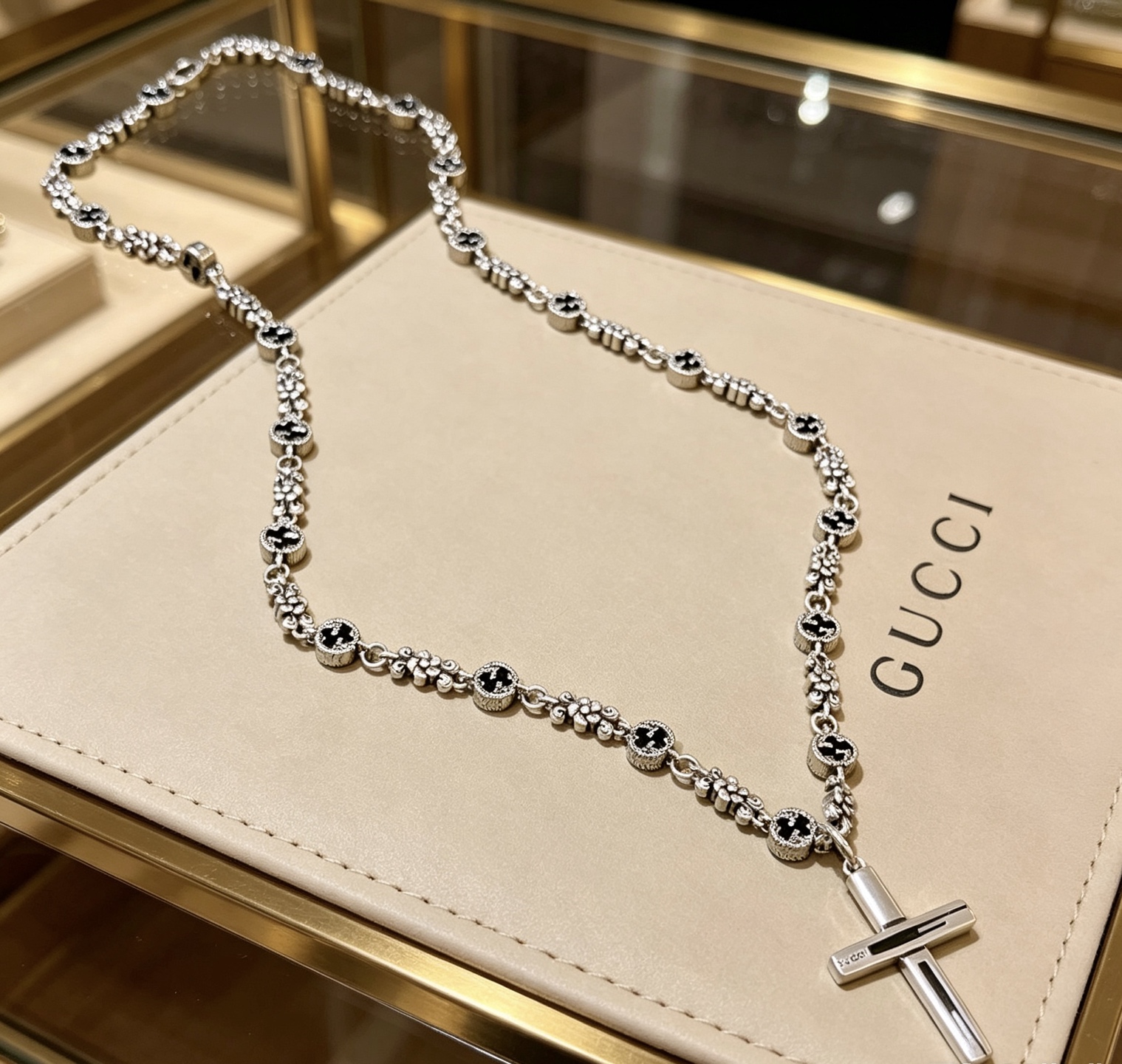 NO:860530,Batch New Product Release Gucci Necklace 2026 Latest Chain with Higher Grade Stars Same Style Anger Forest Series Double G Gucci Necklace Cross Unique Temperament Necklace Seiko Necklace Details distressed version Non-market glossy version This has been out. Best-selling model in Gucci Very good match with trendy clothes, fine jewelry, gucci, necklace19860909批 新品发布古驰项链2026最新款链条档次更高明星同款Anger Forest系列双G古驰项链十字架独特气质项链 精工项链 细节对版做旧处理 非市面亮面版型 这款一直在出 古驰里面热卖款 非常好搭配潮流衣服,饰品精品,gucci,necklace,Jewelry