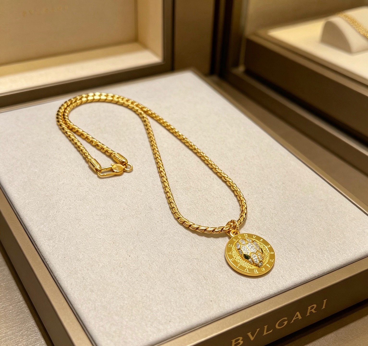 NO:860585,Batch. Bvlgari necklace made of V gold. BVLGARI DIVAS’ DREAM series. Perfect appearance, incomparable details. The unique color is completely impeccable. It is also decorated with a classic ring shape design. It is simple yet elegant and eye-catching. The combination of K gold adds color and makes the upper body elegant and attractive. Same style for men and women. Bvlgari necklace chain length 60cm, fine jewelry, bottega  veneta,bvlgari,bvlgari,necklace19860909批.宝格丽项链V金材质.BVLGARI宝格丽 DIVAS‘ DREAM 系列 品相完美,细节无敌,那种独特的色泽完全无可挑剔,再缀以经典指环外形设计,简约之余却又优雅夺目,K金的组合更显气色,上身雅致动人.男女同款 宝格丽项链 链长60cm,饰品精品,bottega veneta,bvlgari,bvlgari,necklace,Jewelry