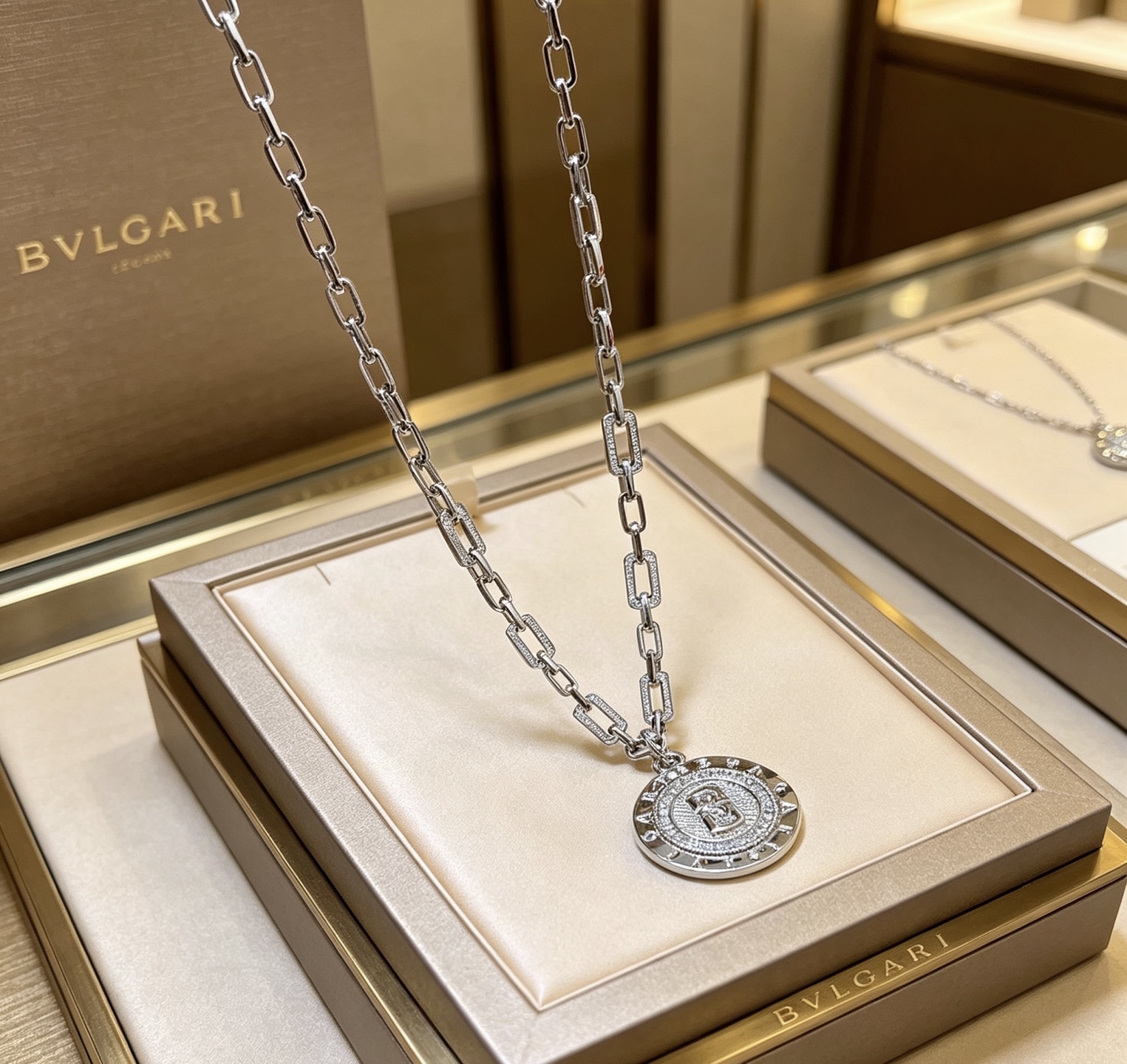 NO:860605,Batch. Bvlgari necklace made of V gold. BVLGARI DIVAS’ DREAM series. Perfect appearance, incomparable details. The unique color is completely impeccable. It is decorated with a classic ring shape design. It is simple yet elegant and eye-catching. The combination of platinum adds color and makes the upper body elegant and attractive. Same style for men and women. Bvlgari necklace chain length 60cm, fine jewelry, bottega  veneta,bvlgari,bvlgari,necklace19860909批.宝格丽项链V金材质.BVLGARI宝格丽 DIVAS‘ DREAM 系列 品相完美,细节无敌,那种独特的色泽完全无可挑剔,再缀以经典指环外形设计,简约之余却又优雅夺目,铂金的组合更显气色,上身雅致动人.男女同款 宝格丽项链 链长60cm,饰品精品,bottega veneta,bvlgari,bvlgari,necklace,Jewelry