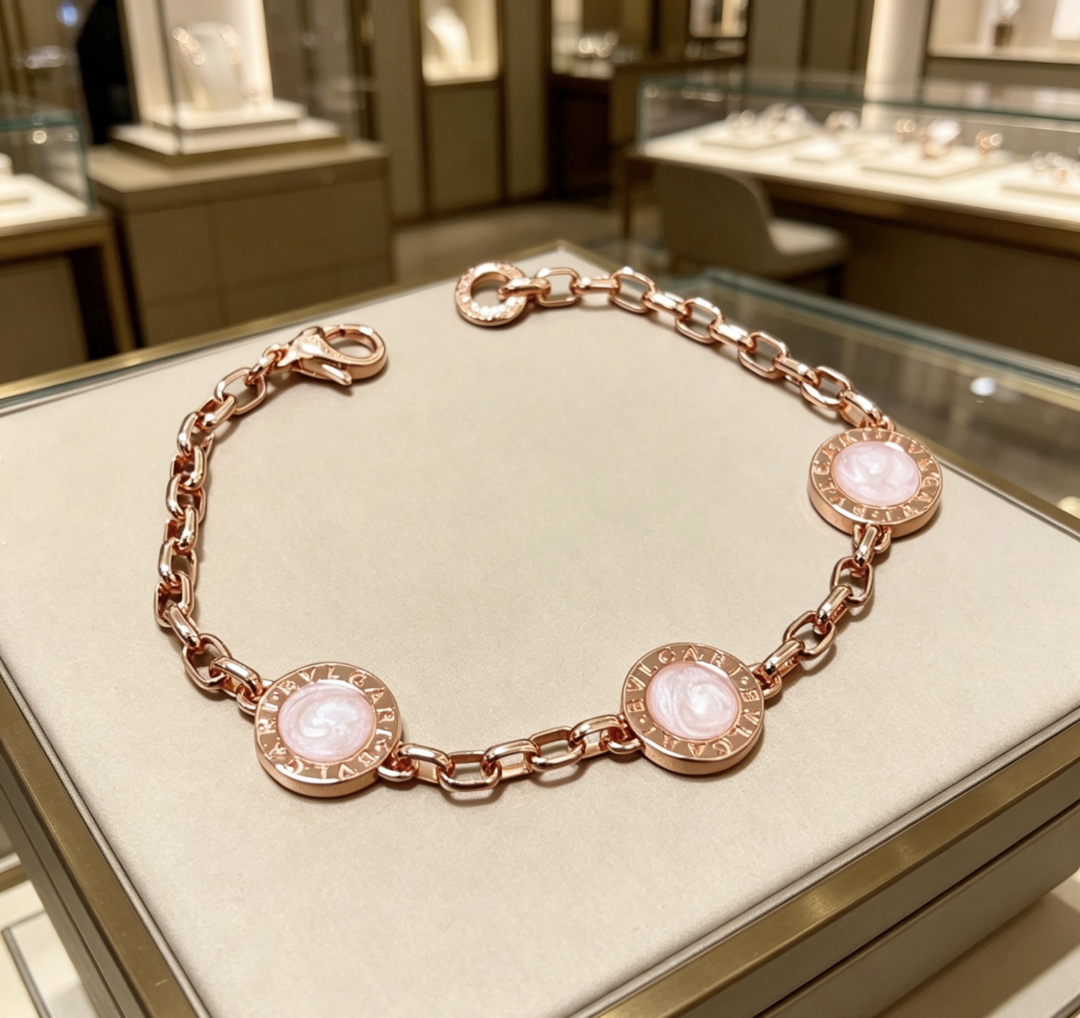 NO:860616,Batch. Bulgari bracelet V gold material BVLGARI BVLGARI DIVAS' DREAM series The appearance is perfect, the details are invincible, the unique color is completely impeccable, and it is decorated with a classic ring shape design, which is simple yet elegant and eye-catching. The pure handmade combination of V gold is more elegant and elegant. Same style for men and women. Bvlgari bracelets, exquisite jewelry, bottega veneta, bvlgari, bvlgari, bracelet19860909批.宝格丽手链V金材质 BVLGARI宝格丽 DIVAS‘ DREAM 系列 品相完美,细节无敌,那种独特的色泽完全无可挑剔,再缀以经典指环外形设计,简约之余却又优雅夺目,V金纯手工的组合更显气色,上手雅致动人.男女同款 宝格丽手链,饰品精品,bottega veneta,bvlgari,bvlgari,bracelet,Jewelry