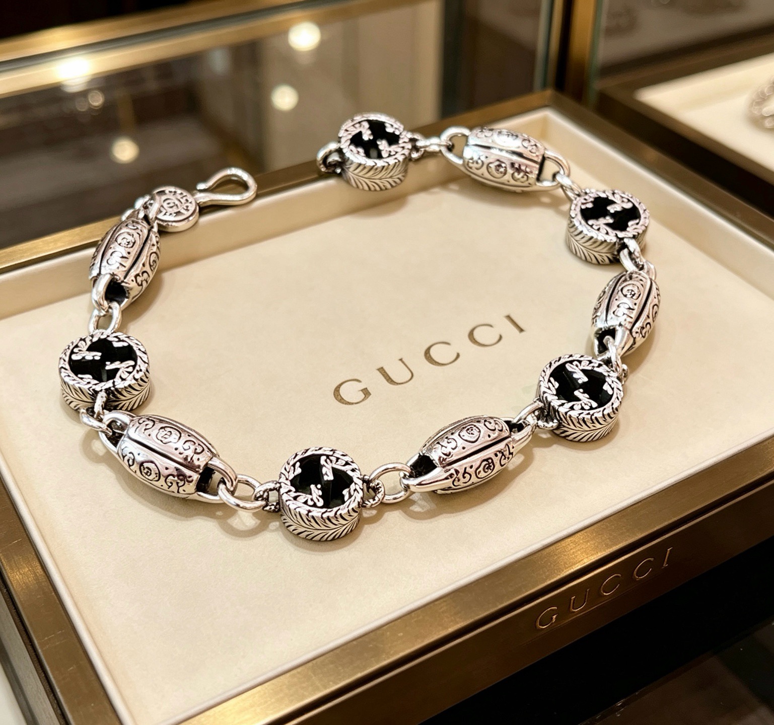 NO:860658,Batch. The latest Gucci recommended models are released. The latest classic model of Gucci Gucci bracelet is exquisite. No matter the style or texture, it is absolutely top-notch. You can understand the original logo at a glance. Super nice. The best choice to match clothes. A must-have item for men and women. Size: 16.17.18.19.20.21.22.23.24 cm. Simple and elegant, low-key and luxurious. Boutique jewelry, gucci, gucci, bracelet.19860909批 . 古驰推荐款最新出炉 Gucci古驰手链最新款的经典款 精致无论款式 质感 都是绝对的顶尖feel 只要看一眼就懂了原版logo 超 nice 搭配衣服最佳的选择,男女同款必备神器 码数16.17.18.19.20.21.22.23.24厘米 简单又大气,低调显奢华,饰品精品,gucci,gucci,bracelet,Jewelry