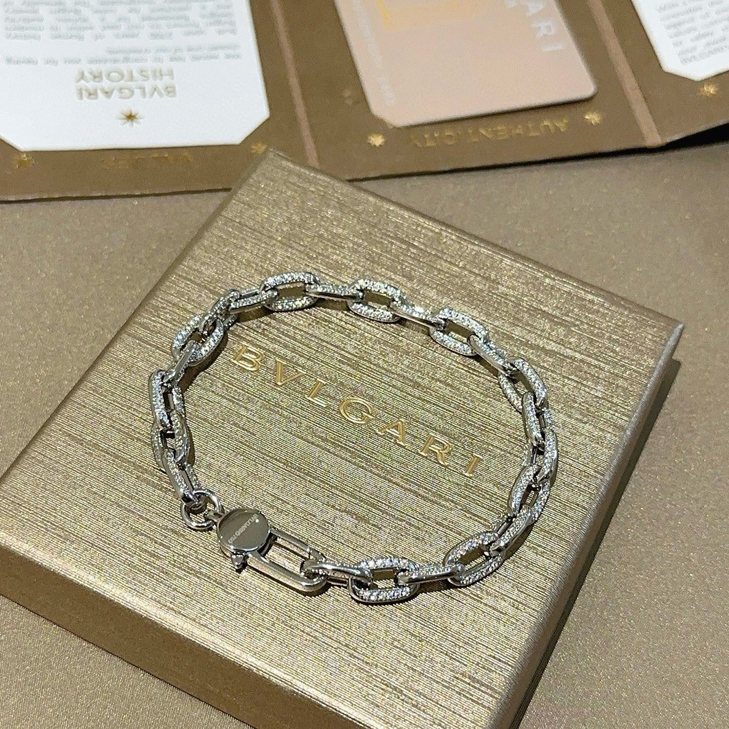 NO:860580,Batch. Full diamond inlaid Bulgari bracelet made of V gold. BVLGARI DIVAS’ DREAM series. The appearance is perfect, the details are invincible, the unique color is completely impeccable, and it is decorated with a classic ring shape design. It is simple yet elegant and eye-catching. The V gold pure handmade combination is more elegant and elegant. Same style for men and women. Bvlgari bracelet size: 18 20 22 24 cm, boutique jewelry, bottega  veneta,bvlgari,bvlgari,bracelet19860909批.满钻镶嵌宝格丽手链V金材质 BVLGARI宝格丽 DIVAS‘ DREAM 系列 品相完美,细节无敌,那种独特的色泽完全无可挑剔,再缀以经典指环外形设计,简约之余却又优雅夺目,V金纯手工的组合更显气色,上手雅致动人.男女同款 宝格丽手链尺寸:18 20 22 24厘米,饰品精品,bottega veneta,bvlgari,bvlgari,bracelet,Jewelry