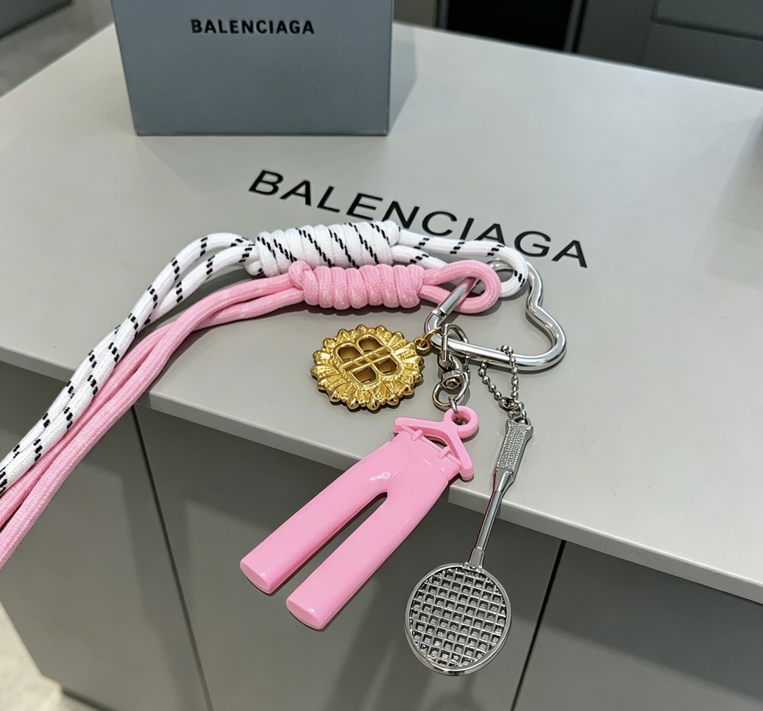 NO:860617,The first batch of new products released Balenciaga bag charm keychain Balenciaga keychain The latest bag charms are of a higher grade and are the same style as celebrities Classic co-branded design concept keychain series The details are distressed and not available in the market Glossy version This one has been on the market. The best-selling model in Balenciaga. Very good match with trendy backpacks, jewelry boutiques, balenciaga, backpacks, keychain19860909批新品发布 巴黎世家包包挂饰钥匙扣 巴黎世家钥匙扣 最新款包包挂饰档次更高明星同款 经典款联名设计理念钥匙扣系列 细节对版做旧处理 非市面亮面版型 这款一直在出 巴黎世家里面热卖款 非常好搭配潮流背包,饰品精品,balenciaga,backpacks,keychain,Jewelry