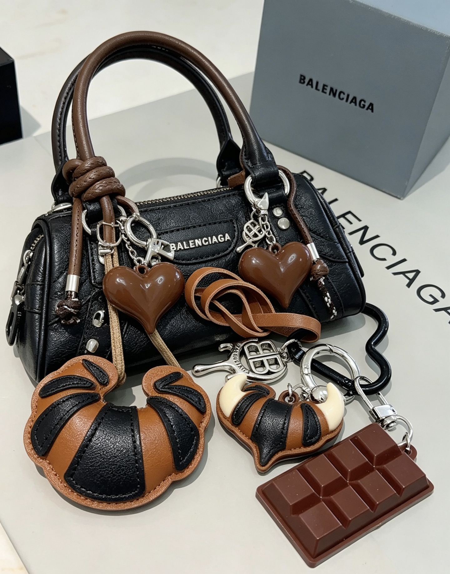 NO:858705,The first batch of new products released Balenciaga bag charm keychain Balenciaga keychain The latest bag charms are of a higher grade and are the same style as celebrities Classic co-branded design concept keychain series The details are distressed and not available in the market Glossy version This one has been on the market. The best-selling model in Balenciaga. Very good match with trendy backpacks, jewelry boutiques, balenciaga, backpacks, keychain19860909批新品发布 巴黎世家包包挂饰钥匙扣 巴黎世家钥匙扣 最新款包包挂饰档次更高明星同款 经典款联名设计理念钥匙扣系列 细节对版做旧处理 非市面亮面版型 这款一直在出 巴黎世家里面热卖款 非常好搭配潮流背包,饰品精品,balenciaga,backpacks,keychain,Jewelry