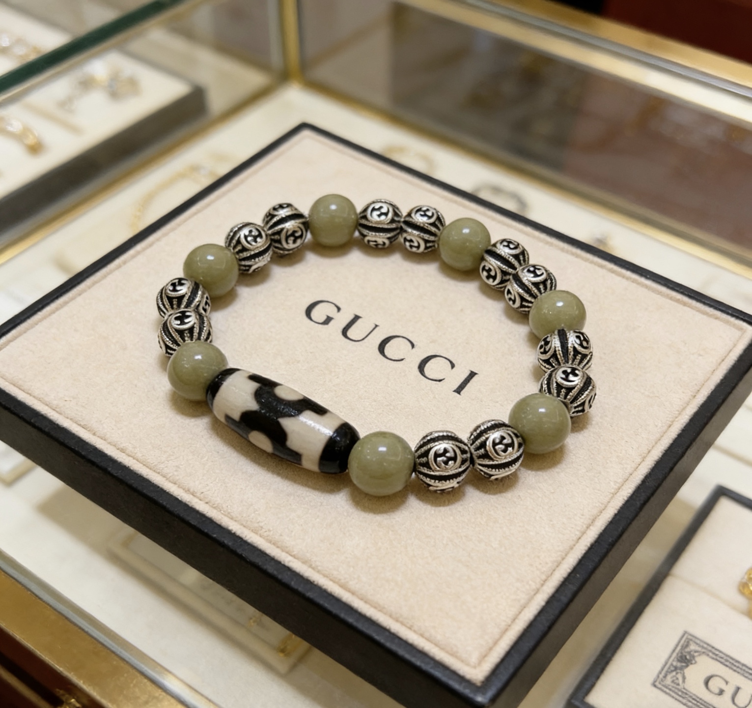 NO:858772,Batch new product release Gucci bracelets for men and women. The latest butter agate bracelet is of a higher grade. The same style as the star's Anger Forest series double g crystal bracelet. Size: 16-24 cm. Details are matched to the gold treatment. Non-market glossy version. Non-market ordinary. This model has been released. The best-selling model in Gucci. Very good to match clothes, high-quality jewelry, gucci, bracelet, gold.19860909批 新品发布古驰手链男女同款 最新款牛油玛瑙手链档次更高明星同款Anger Forest系列双g水晶手链 尺寸:16-24厘米 细节对版黄金处理 非市面亮面版型 非市面普通做这款一直在出 古驰里面热卖款 非常好搭配衣服,饰品精品,gucci,bracelet,gold,Jewelry
