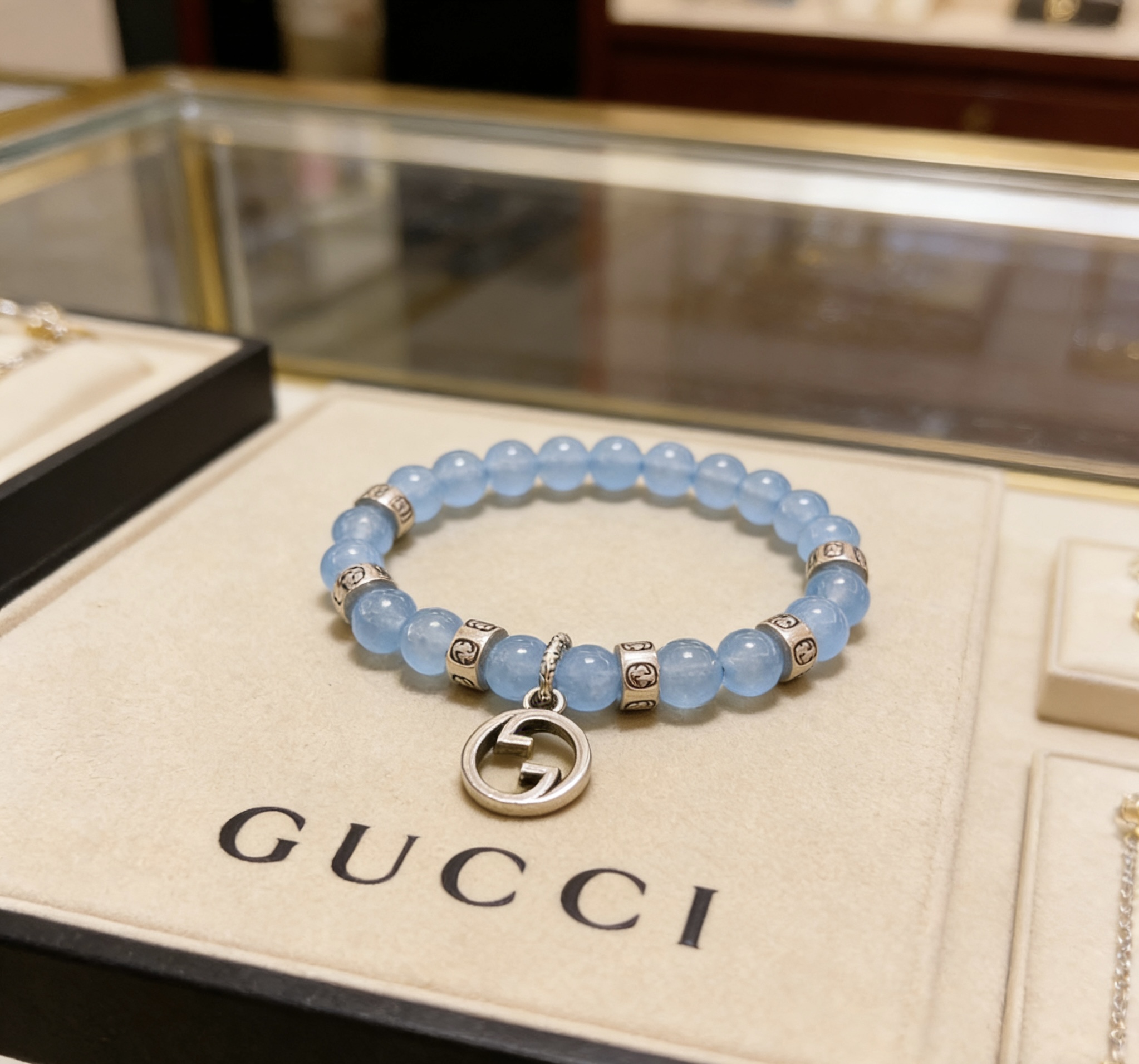 NO:858793,Batch new product release Gucci bracelets for men and women. The latest sapphire bracelets are of higher quality. Anger Forest series double-g crystal bracelets of the same style for celebrities. Size: 16-24 cm. Details are matched to the gold treatment. Non-market bright version. Non-market ordinary. This model has been released. The best-selling model in Gucci. Very good to match clothes, high-quality jewelry, gucci, bracelet, gold.19860909批 新品发布古驰手链男女同款 最新款蓝玉手链档次更高明星同款Anger Forest系列双g水晶手链 尺寸:16-24厘米 细节对版黄金处理 非市面亮面版型 非市面普通做这款一直在出 古驰里面热卖款 非常好搭配衣服,饰品精品,gucci,bracelet,gold,Jewelry