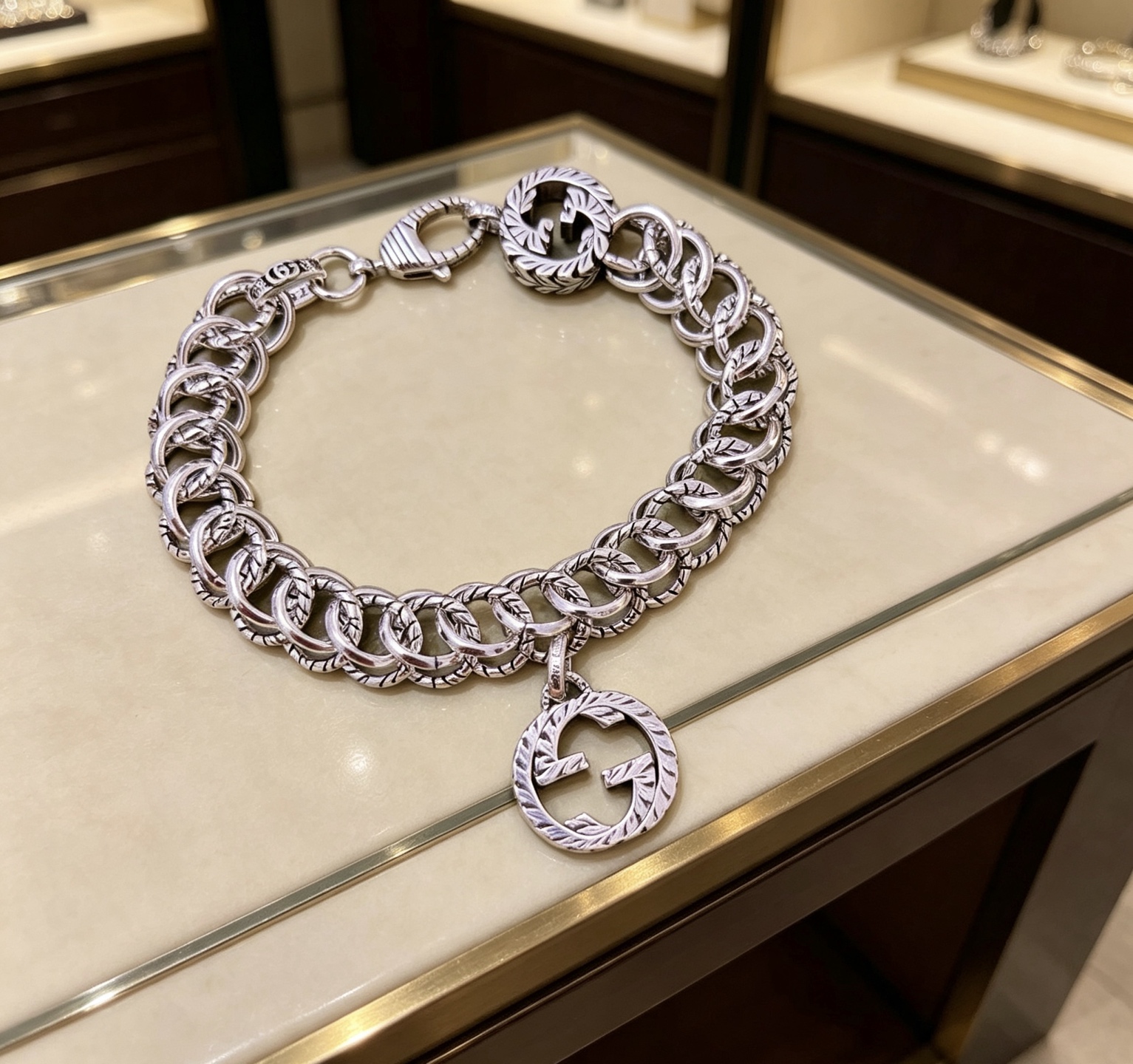 NO:858806,Batch. Gucci's latest release. Recommended series Gucci Gucci bracelet's latest classic model. Exquisite regardless of style and texture, it is absolutely top-notch. Just take a look and you will understand that matching clothes is more charming, more attractive and temperamental. Super nice. The best choice to match clothes, a must-have artifact for men and women. Code number: .17.18.19.20.21.22CM  It shows low-key luxury and connotation. It took more than 2 months to prepare the new style, which is really a decade of hard work. The size of the ceiling in the jewelry is 18.20.22 cm. Boutique jewelry, gucci, gucci, bracelet19860909批 . 古驰最新出炉 推荐系列Gucci古驰手链最新款的经典款 精致无论款式 质感 都是绝对的顶尖feel 只要看一眼就懂了搭配衣服更有魅力更有吸引力和气质 超 nice 搭配衣服最佳的选择,男女同款必备神器码数:.17.18.19.20.21.22CM 显低调奢华有内涵.准备了2个多月的新款,真是台下十年功啊,饰品中的天花板 码数 18.20.22厘米,饰品精品,gucci,gucci,bracelet,Jewelry