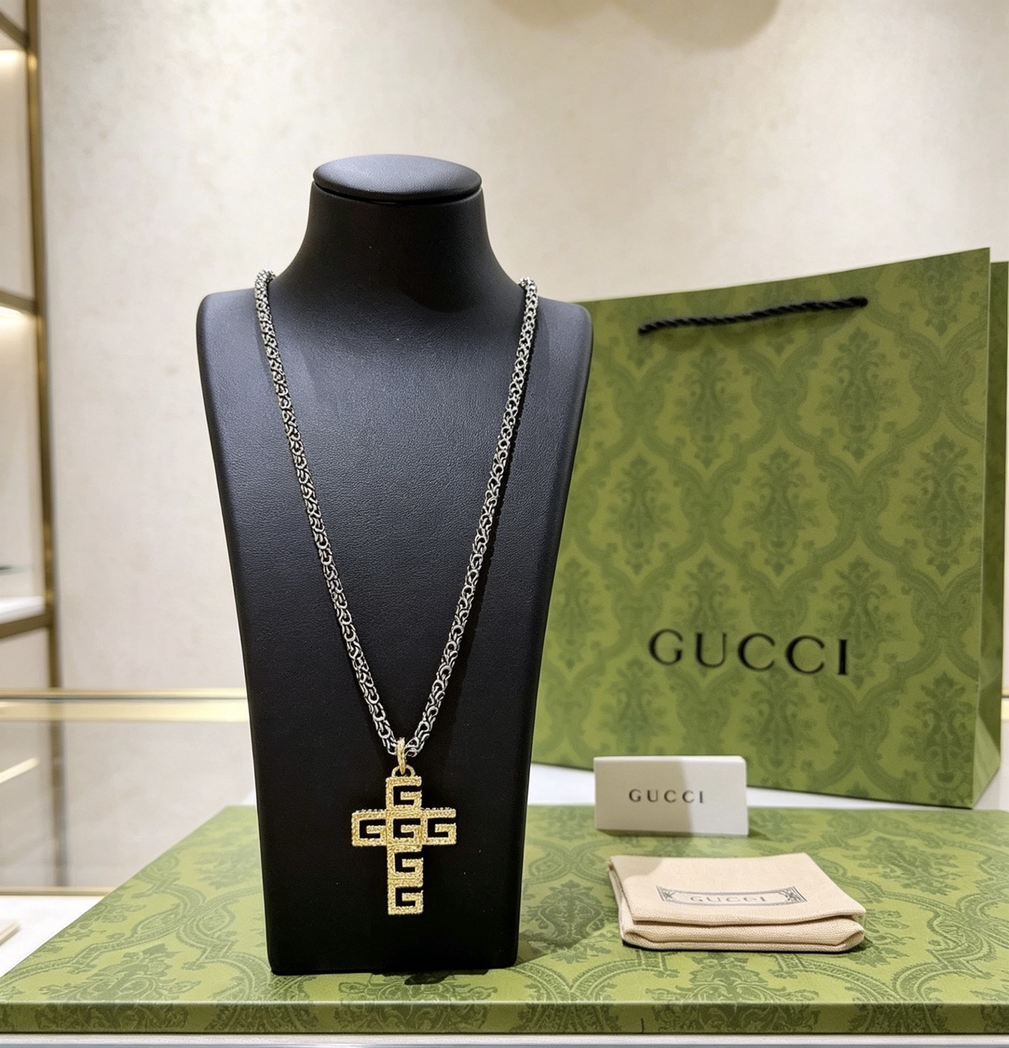 NO:858819,A batch of new products are released. The latest chain of Gucci necklaces is of a higher grade. The same style as the star Anger Forest series. Double G classic cross. Co-branded design concept necklace series. Retro silver necklace. The details are distressed. The shiny version is not available in the market. This model has been released. It is the best-selling model in Gucci. It goes well with trendy clothes, fine jewelry, gucci, and necklace.19860909批新品发布 古驰项链最新款链条档次更高明星同款Anger Forest系列双G经典款十字架联名设计理念项链系列复古银项链 细节对版做旧处理 非市面亮面版型 这款一直在出 古驰里面热卖款 非常好搭配潮流衣服,饰品精品,gucci,necklace,Jewelry