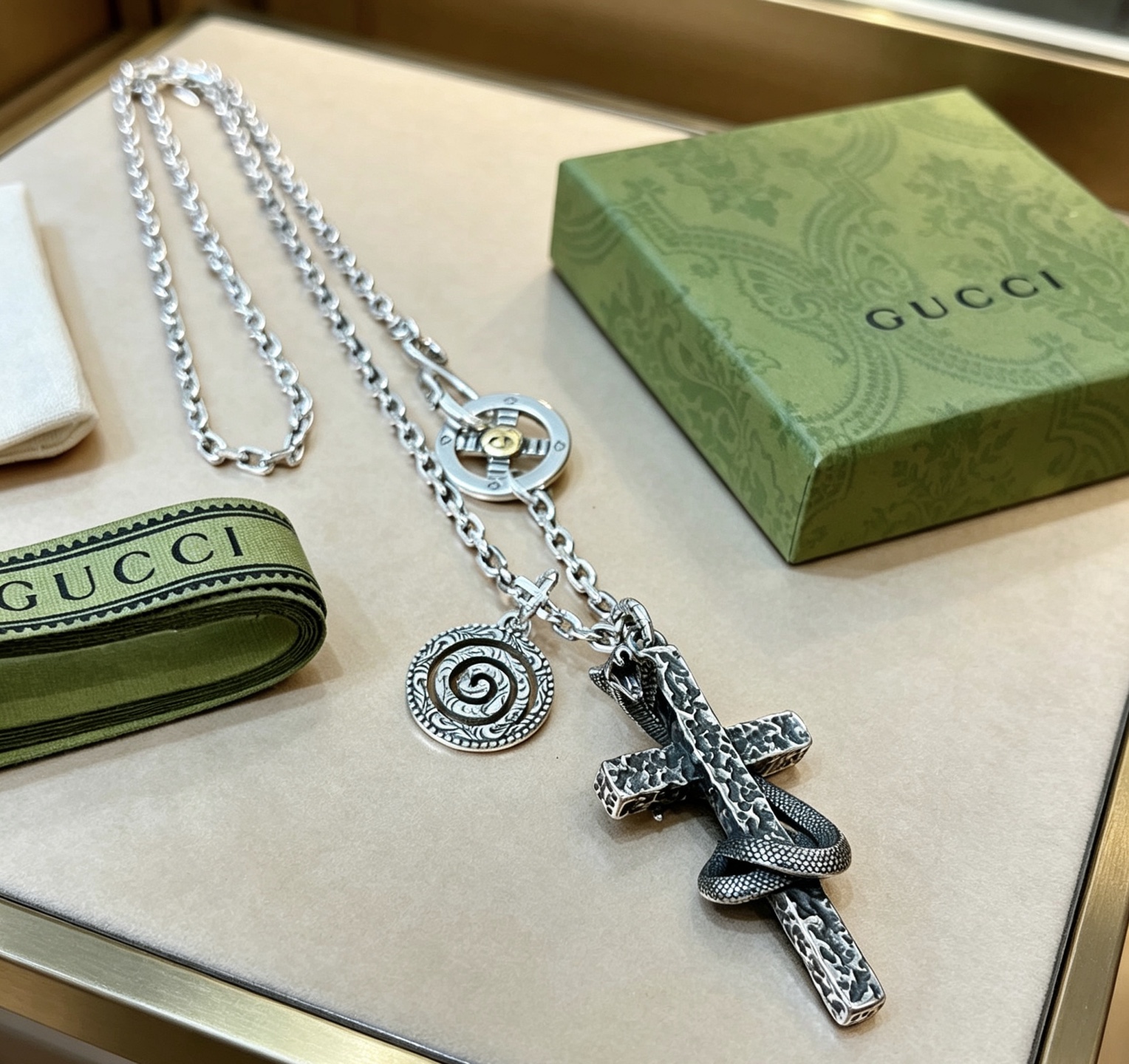 NO:858830,The latest Gucci necklace has a higher grade. The same style as the celebrity Anger Forest series double G Gucci necklace. The chain length is 60 cm and the length can be changed. Takahashi cross. The details are distressed. The shiny version is not available in the market. This one has been on the market. It is a best-selling model in Gucci. It goes well with trendy clothes, fine jewelry, gucci, and necklace.19860909批古驰项链最新款链条档次更高明星同款Anger Forest系列双G古驰项链 链长60厘米可改长度 高桥十字架 细节对版做旧处理 非市面亮面版型 这款一直在出 古驰里面热卖款 非常好搭配潮流衣服,饰品精品,gucci,necklace,Jewelry
