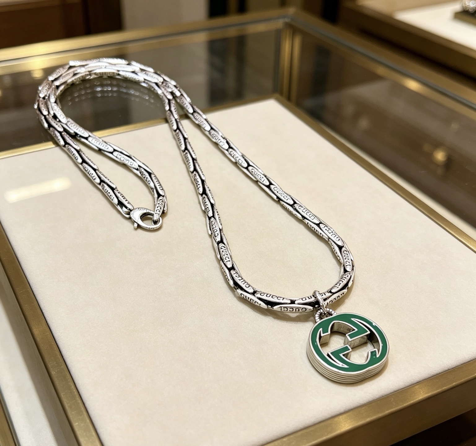 NO:858844,A batch of new products are released. The latest chain of Gucci necklaces is of a higher grade. The same style as the star Anger Forest series. Double G classic cross. Co-branded design concept necklace series. Retro silver necklace. The details are distressed. The shiny version is not available in the market. This model has been released. It is the best-selling model in Gucci. It goes well with trendy clothes, fine jewelry, gucci, and necklace.19860909批新品发布 古驰项链最新款链条档次更高明星同款Anger Forest系列双G经典款十字架联名设计理念项链系列复古银项链 细节对版做旧处理 非市面亮面版型 这款一直在出 古驰里面热卖款 非常好搭配潮流衣服,饰品精品,gucci,necklace,Jewelry