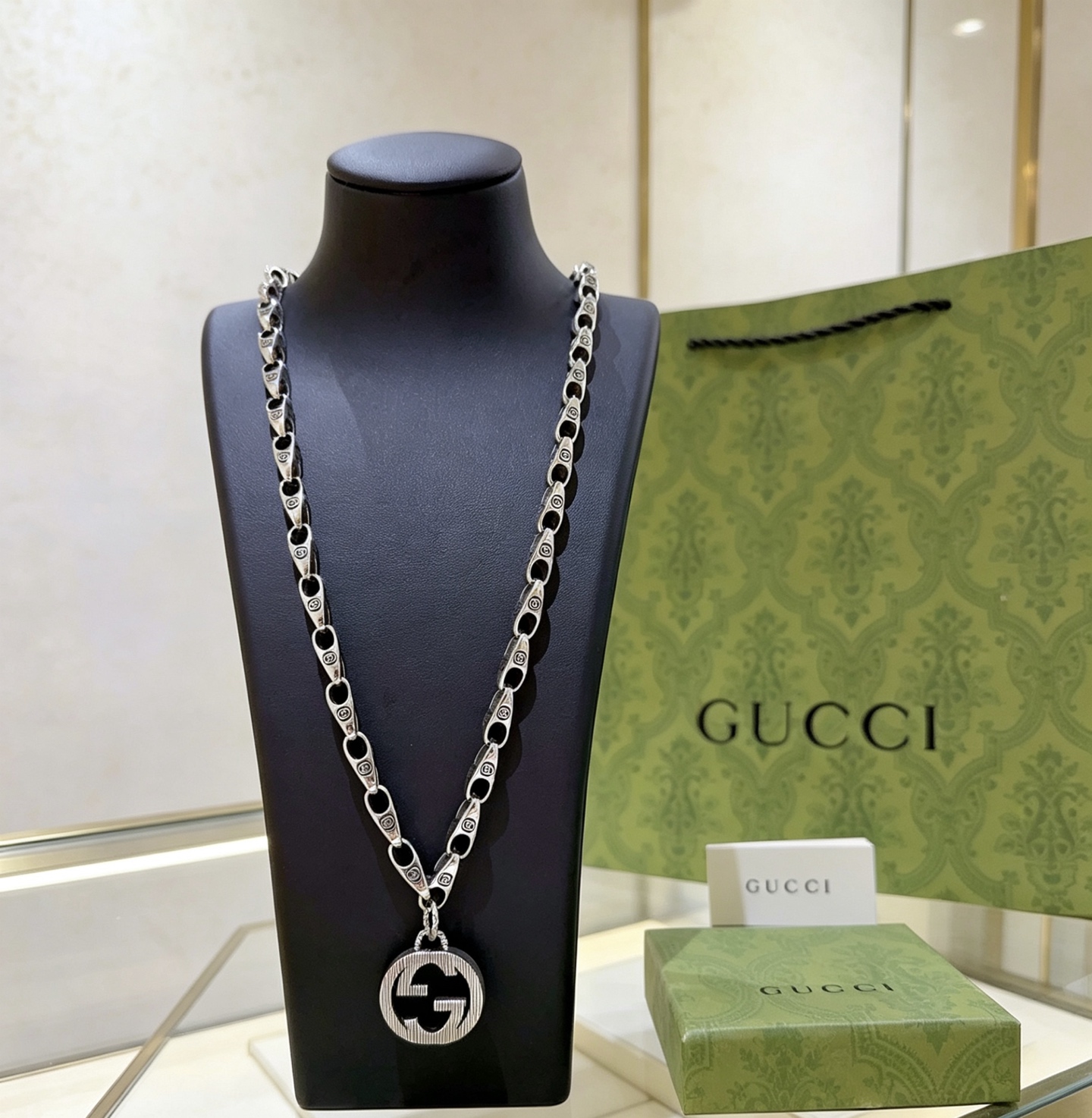 NO:858873,Batch of new products released. The latest chain of Gucci necklace has a higher grade. The same style as the Anger Forest series double G classic Gucci top model for celebrities. You can control it at will. The artistic design concept of the palace necklace series, the retro literary necklace, makes the clothing instantly high-end. The details are matched with K gold processing. The non-market shiny version. This one has been released. The best-selling model in Gucci. It is very good to match with trendy clothes, fine jewelry, gucci, necklace.19860909批新品发布 古驰项链最新款链条档次更高明星同款Anger Forest系列双G经典款古驰上衣模型 随意驾驭 艺术设计理念宫廷项链系列复古文艺项链服饰瞬间高级感 细节对版K金处理 非市面亮面版型 这款一直在出 古驰里面热卖款 非常好搭配潮流衣服,饰品精品,gucci,necklace,Jewelry