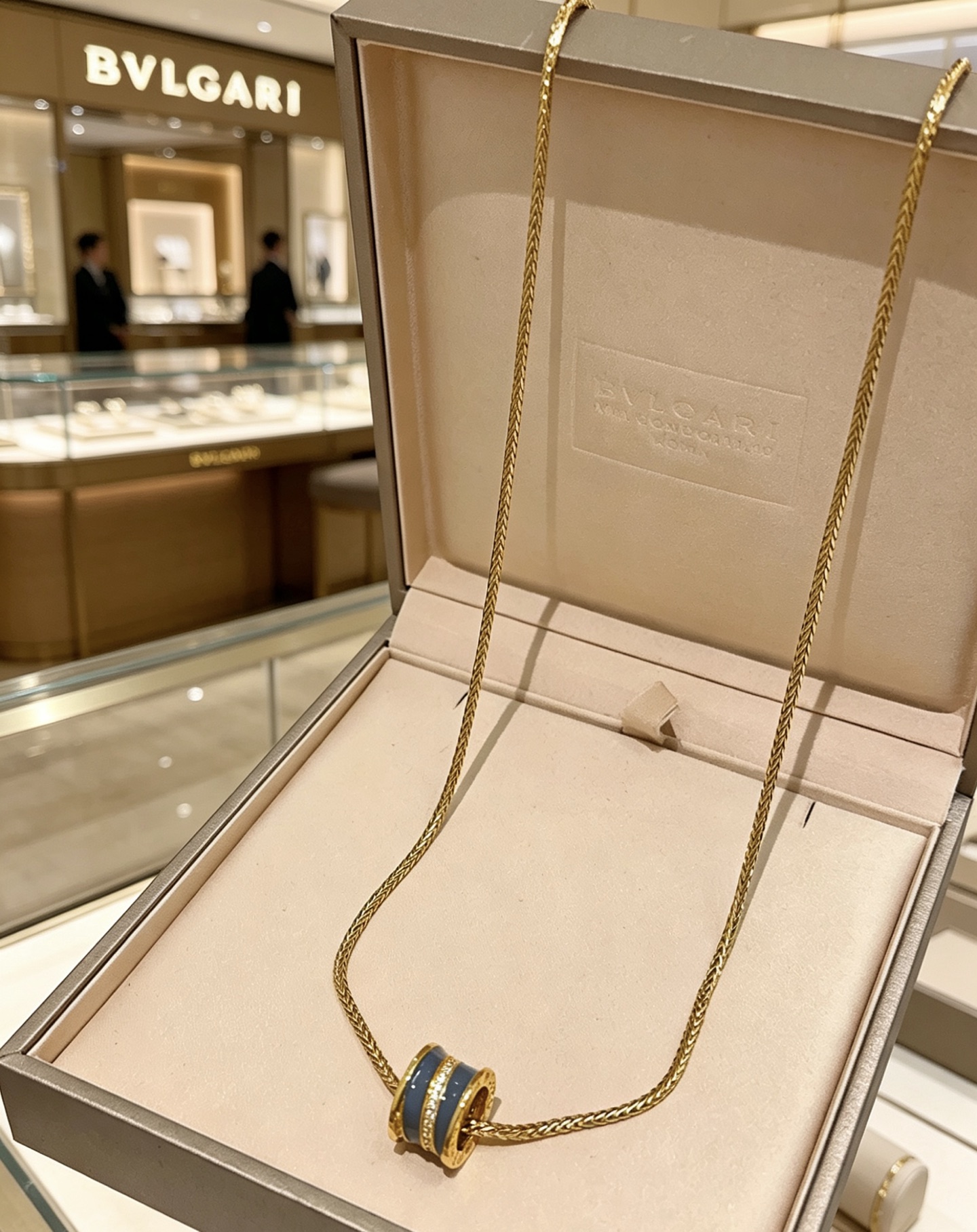 NO:858783,Batch. Bvlgari necklace made of V gold. BVLGARI DIVAS’ DREAM series. Perfect appearance, incomparable details. The unique color is completely impeccable. It is also decorated with a classic ring shape design. It is simple yet elegant and eye-catching. The combination of K gold adds color and makes the upper body elegant and attractive. Same style for men and women. Bvlgari necklace chain length 60cm, fine jewelry, bottega  veneta,bvlgari,bvlgari,necklace19860909批.宝格丽项链V金材质.BVLGARI宝格丽 DIVAS‘ DREAM 系列 品相完美,细节无敌,那种独特的色泽完全无可挑剔,再缀以经典指环外形设计,简约之余却又优雅夺目,K金的组合更显气色,上身雅致动人.男女同款 宝格丽项链 链长60cm,饰品精品,bottega veneta,bvlgari,bvlgari,necklace,Jewelry