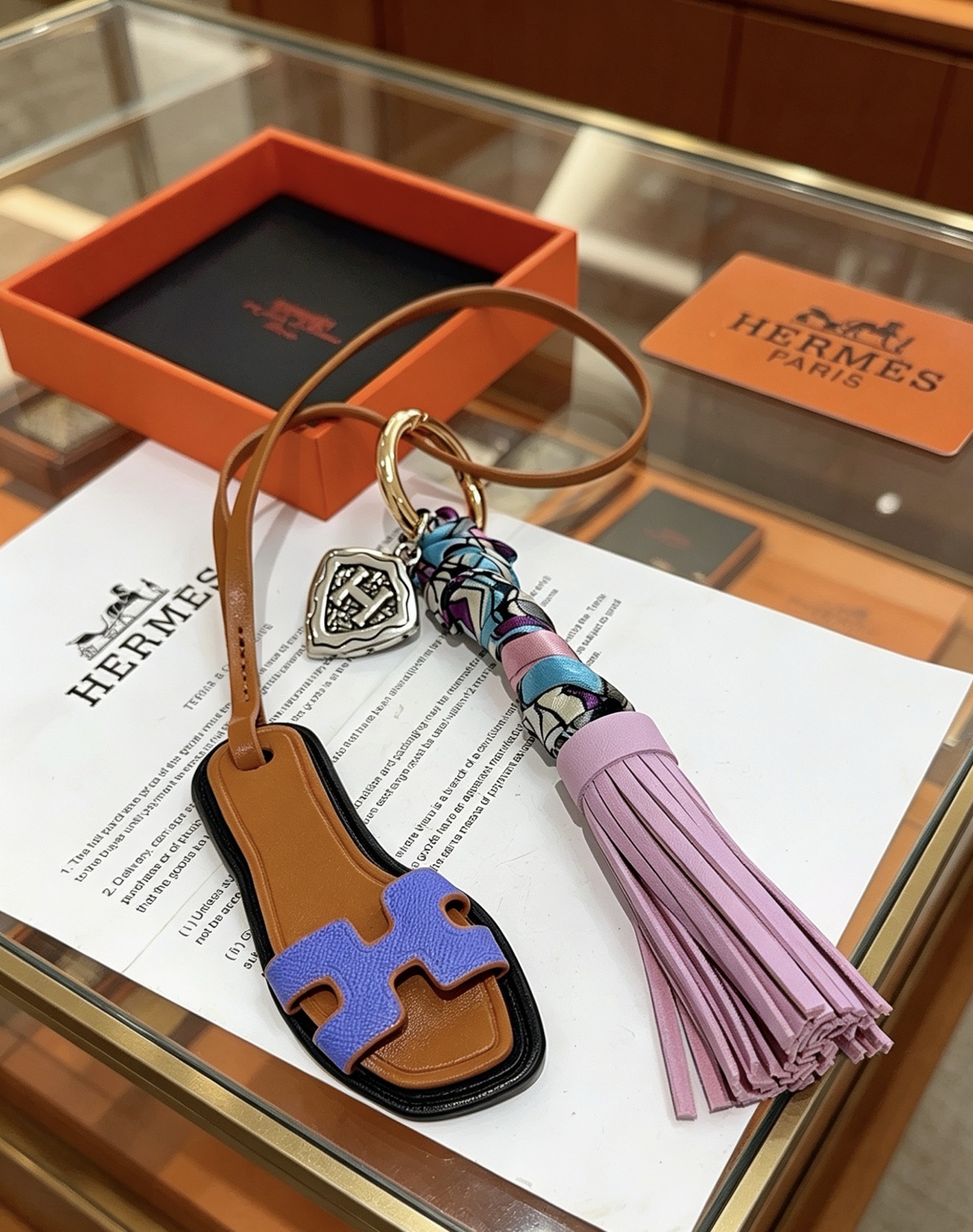 NO:858874,Batch. New Hermes Hermes keychain keychain thickened version Platinum version. High-end Seiko version [color][color] Many Internet celebrities have the same style. Hermes pendant keychain is a test of the master's craftsmanship. It is not easy to ensure that every detail is in place [color][color] High-end customization. Same style for men and women. Hermès is popular. 1:1 super refined like stars. The same K gold texture, crafted with high-end precision craftsmanship.  The car keychain is really awesome, fine jewelry, hermes, hermes, keychain19860909批.新款Hermes爱马仕钥匙扣钥匙扣加厚版 铂金版.高级精工版[色][色]众多网红同款 爱马仕挂饰钥匙扣太考验师傅的手艺了 要确保每个细节都到位不简单[色][色] 高端定制 男女同款 爱马仕火爆 1:1超精赞明星 同款 k金质感,精工高端工艺打造出炉. 车钥匙扣上真的赞爆,饰品精品,hermes,hermes,keychain,Jewelry