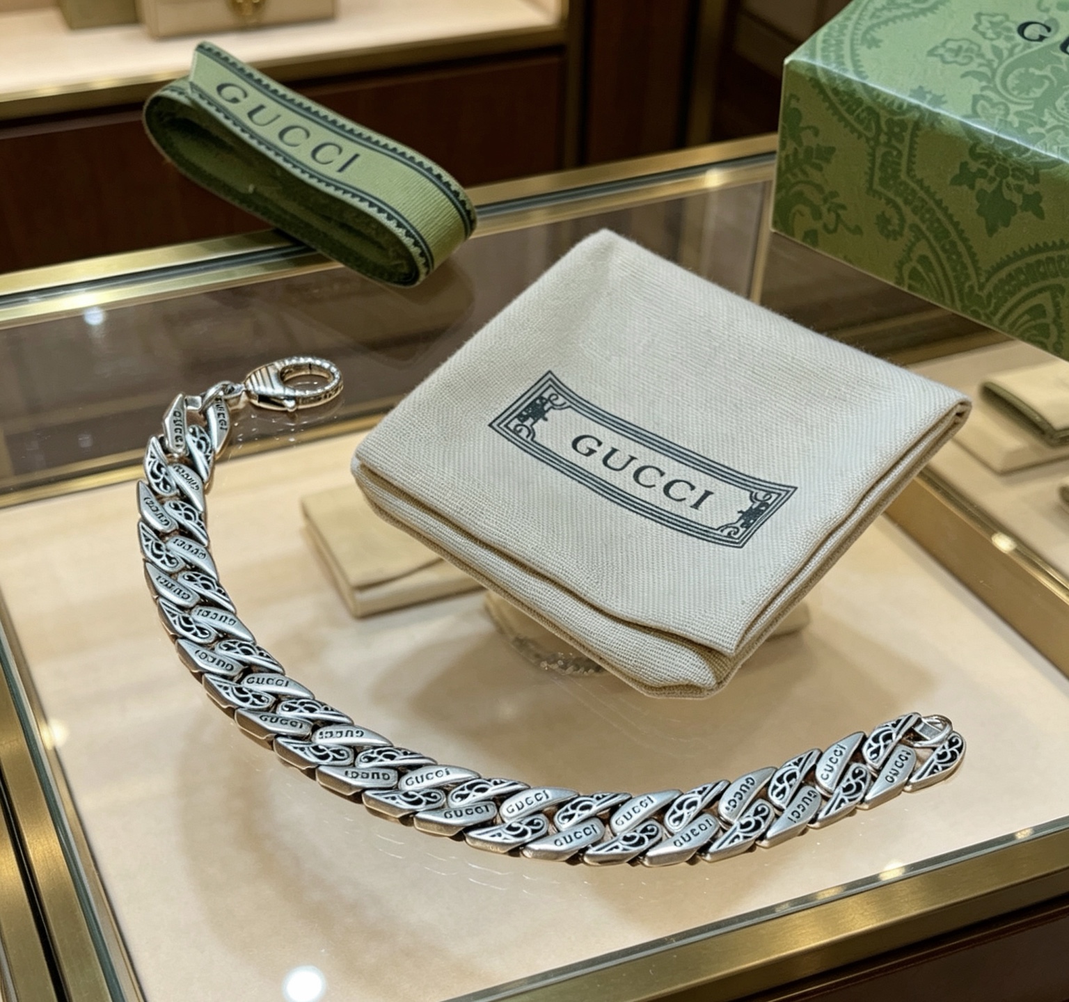 NO:858886,Batch. 2026 Latest Luxury Gucci Bracelet. High-end brand customization. The ceiling in the bracelet. Luxurious lineup design concept. Gucci Gucci Bracelet, the latest classic model. Exquisite regardless of style and texture, it is absolutely top-notch. You can understand the original logo at a glance. Super nice. The best choice to match clothes. Same style for men and women. Must-have artifact. Size 18.20.22.24 cm. Boutique jewelry, gucci, gucci, bracelet.19860909批 . 2026最新出炉奢华古驰手链.高端品牌定制 手链中的天花板 豪华阵容设计理念 Gucci古驰手链最新款的经典款 精致无论款式 质感 都是绝对的顶尖feel 只要看一眼就懂了原版logo 超 nice 搭配衣服最佳的选择,男女同款 必备神器 码数18.20.22.24厘米,饰品精品,gucci,gucci,bracelet,Jewelry
