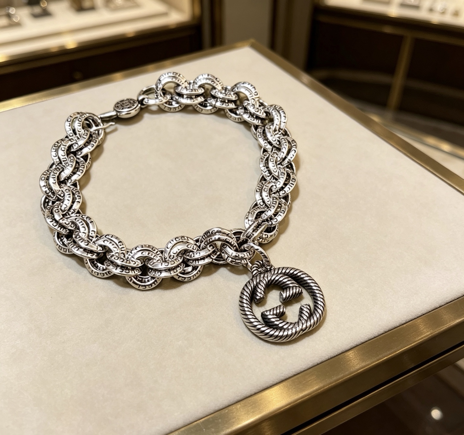 NO:858774,Batch. The latest Gucci bracelet is the latest classic model. It is exquisite regardless of style and texture. It is absolutely top-notch. You can understand the original logo at a glance. It is super nice. It is the best choice for matching clothes. It is a must-have artifact for men and women. Size 17.18.19.20.21.22.23 cm, fine jewelry, gucci, gucci, bracelet19860909批. 最新出炉 Gucci古驰手链最新款的经典款 精致无论款式 质感 都是绝对的顶尖feel 只要看一眼就懂了原版logo 超 nice 搭配衣服最佳的选择,男女同款必备神器 码数17.18.19.20.21.22.23厘米,饰品精品,gucci,gucci,bracelet,Jewelry